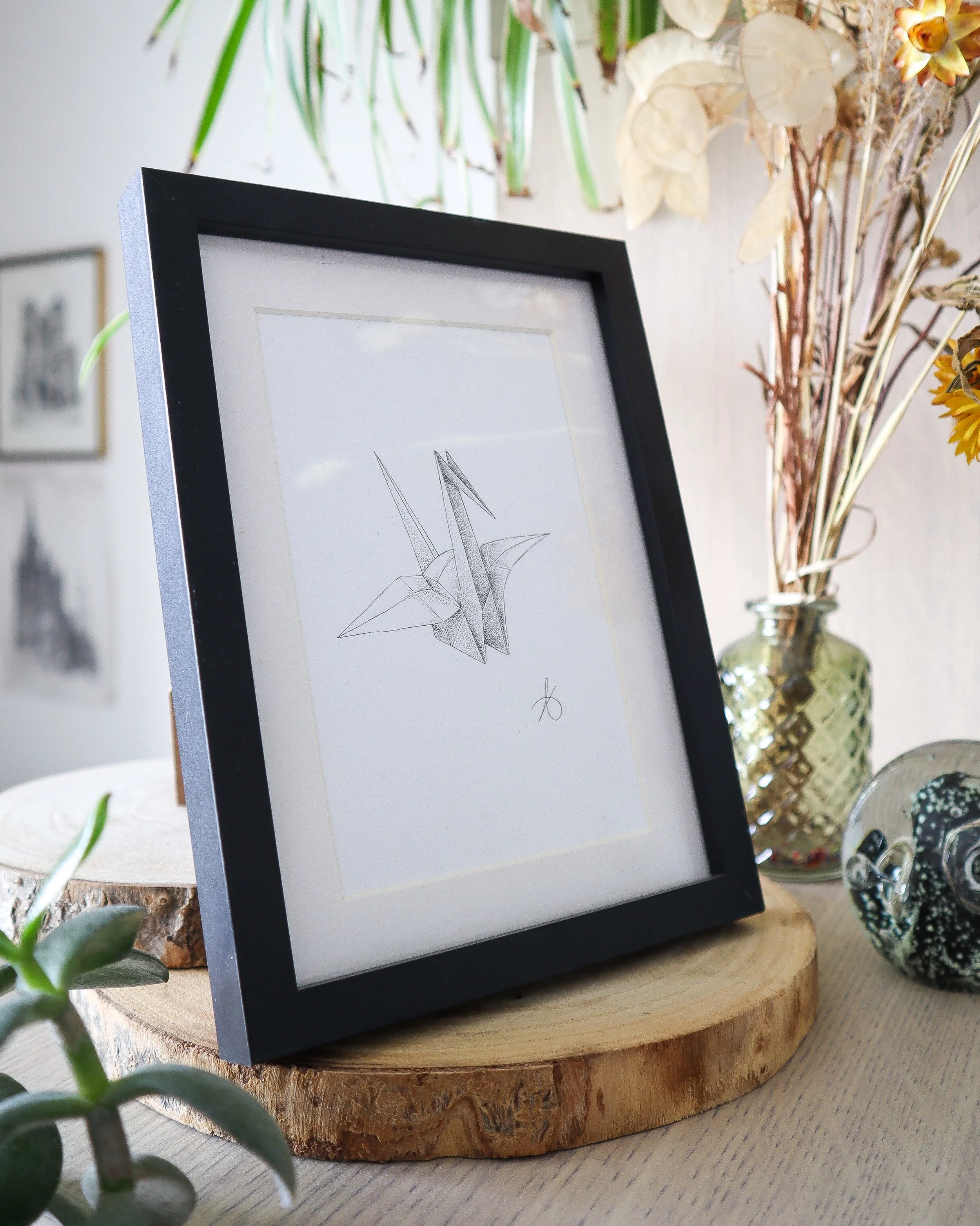 Dessin original en pointillisme représentant une grue en origami
