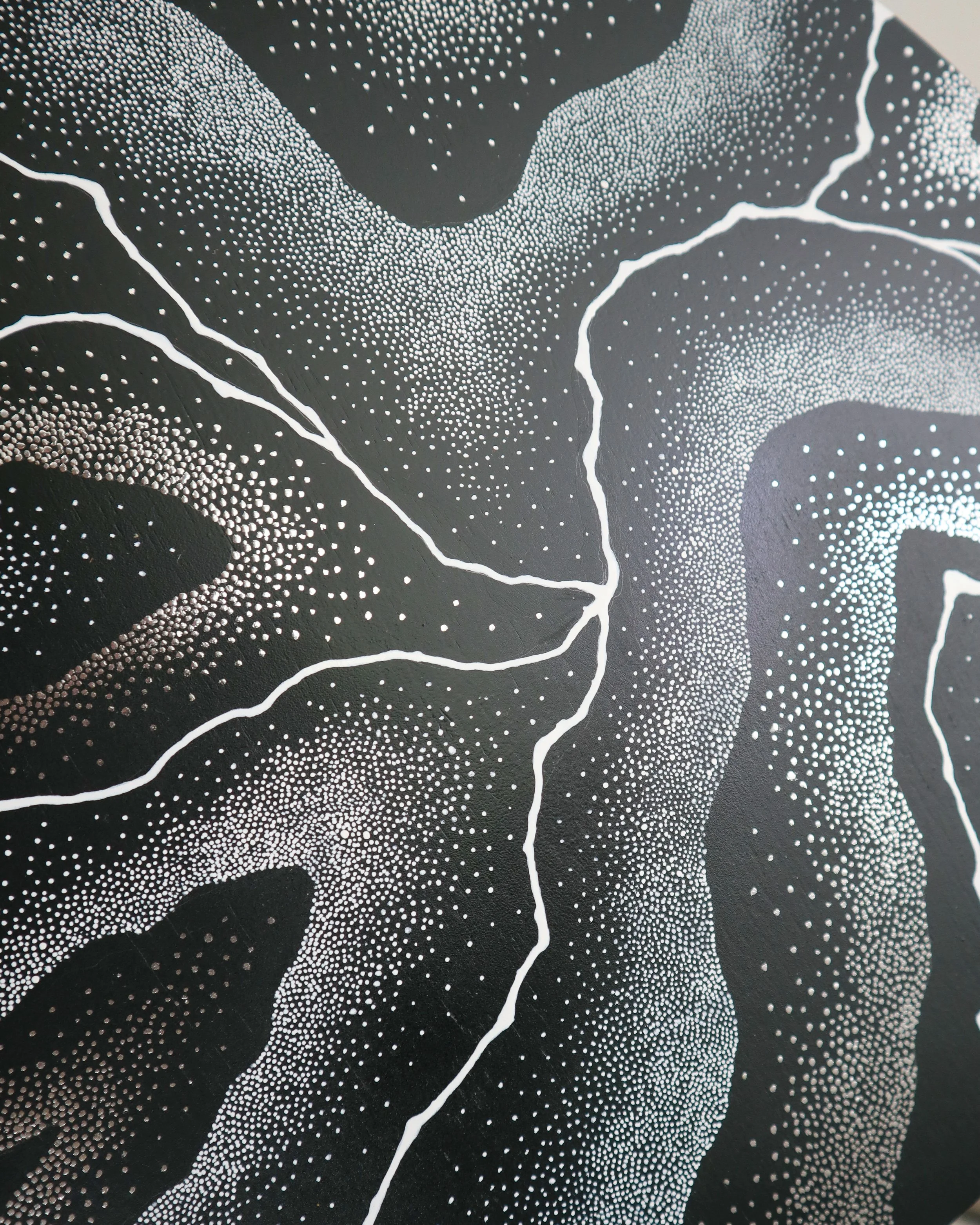 Œuvre "Répercussions" en pointillisme acrylique noir, blanc et argenté, format rond 30cm, sur contreplaqué