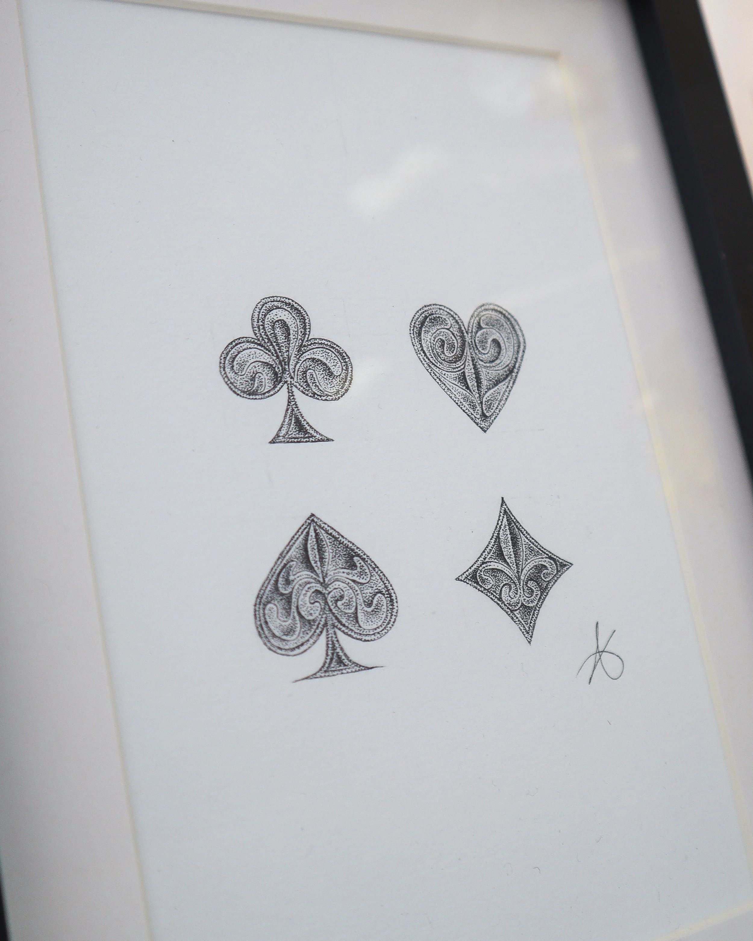 Dessin original en pointillisme représentant les symboles d'un jeu de carte : coeur, trèfle, carreau, pique