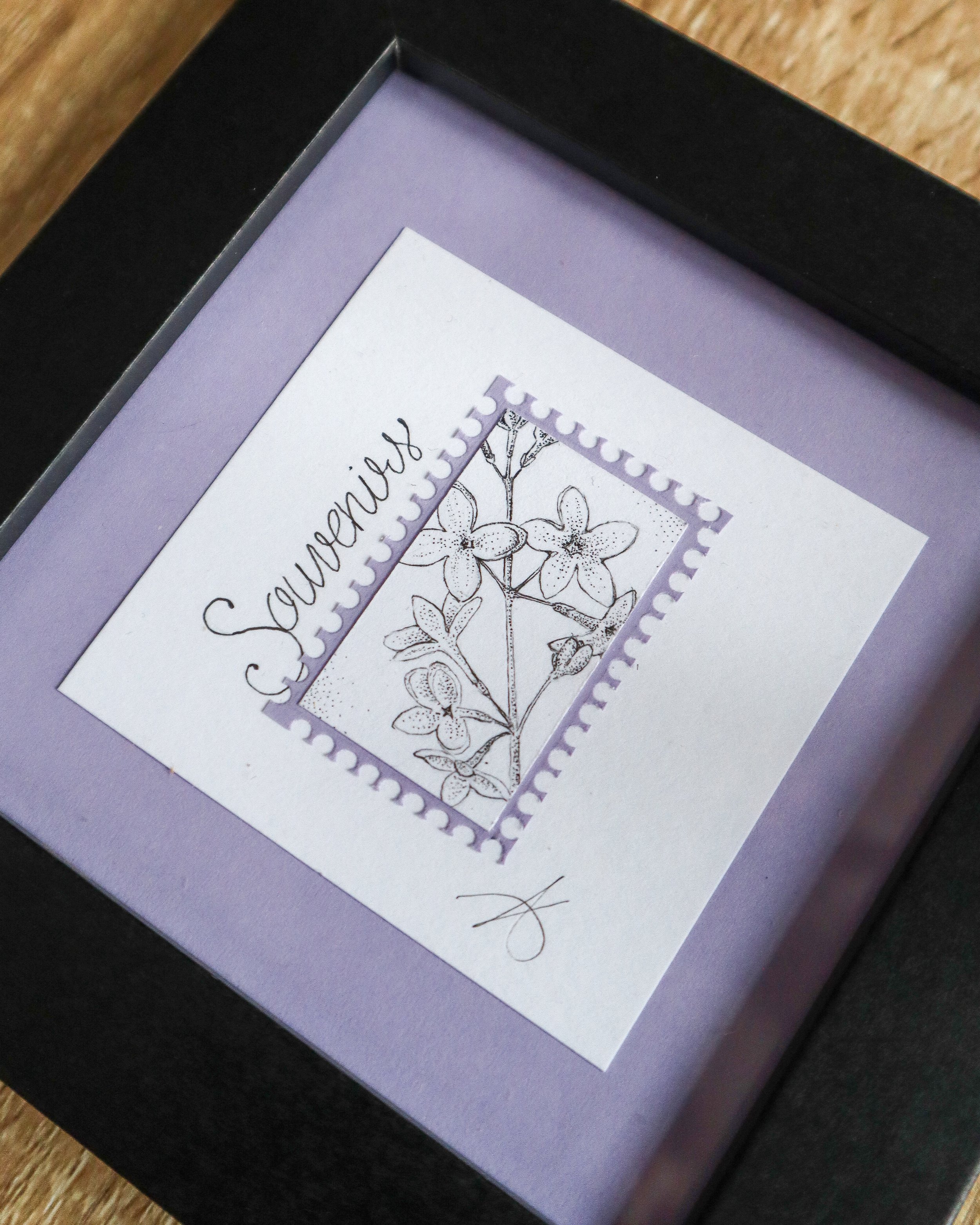 Timbre floral Lilas Souvenirs en pointillisme au feutre noir – œuvre originale 10×10 cm