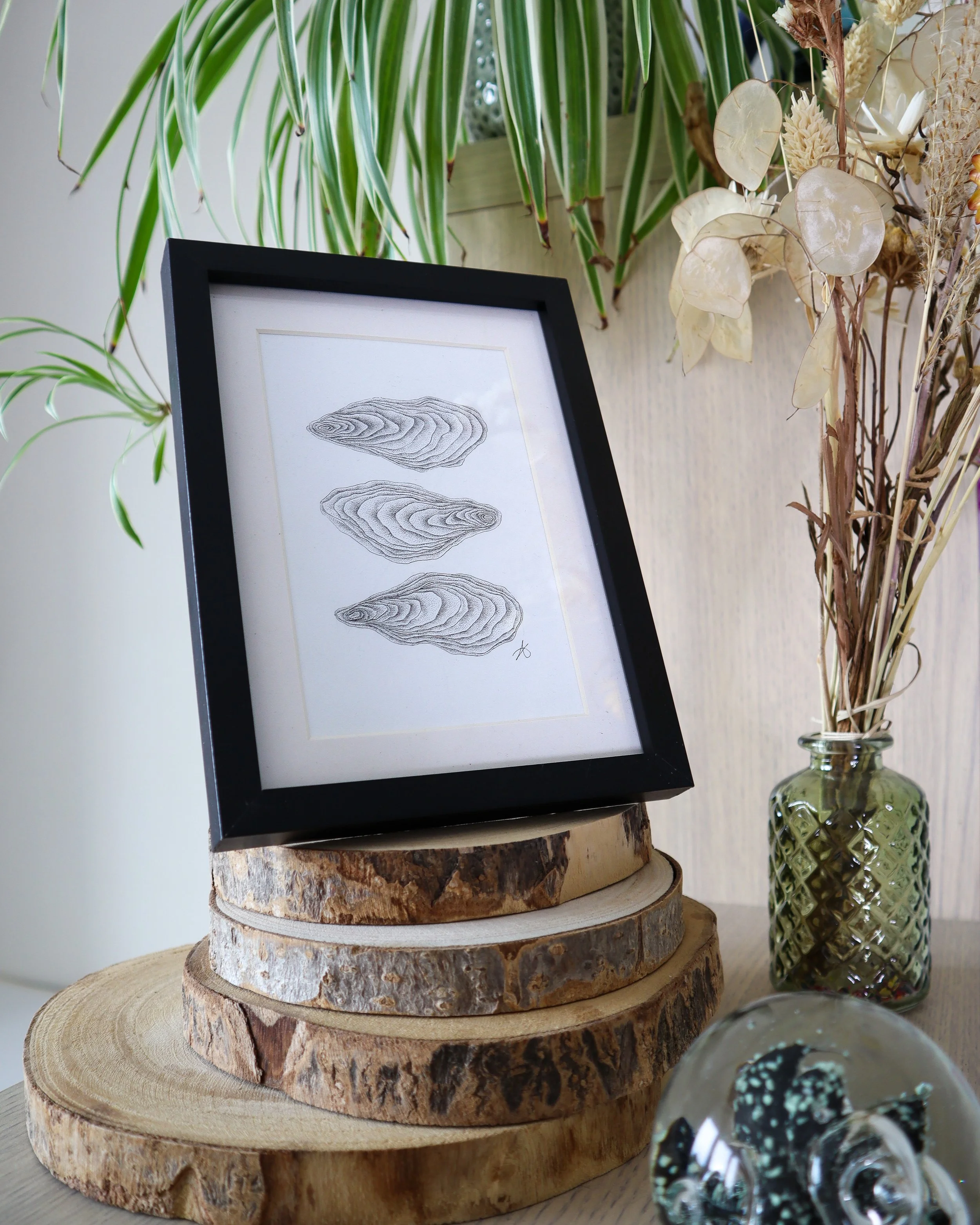 Marin encadrée MDF noir – trois huîtres pointillisme 13×18 cm art original