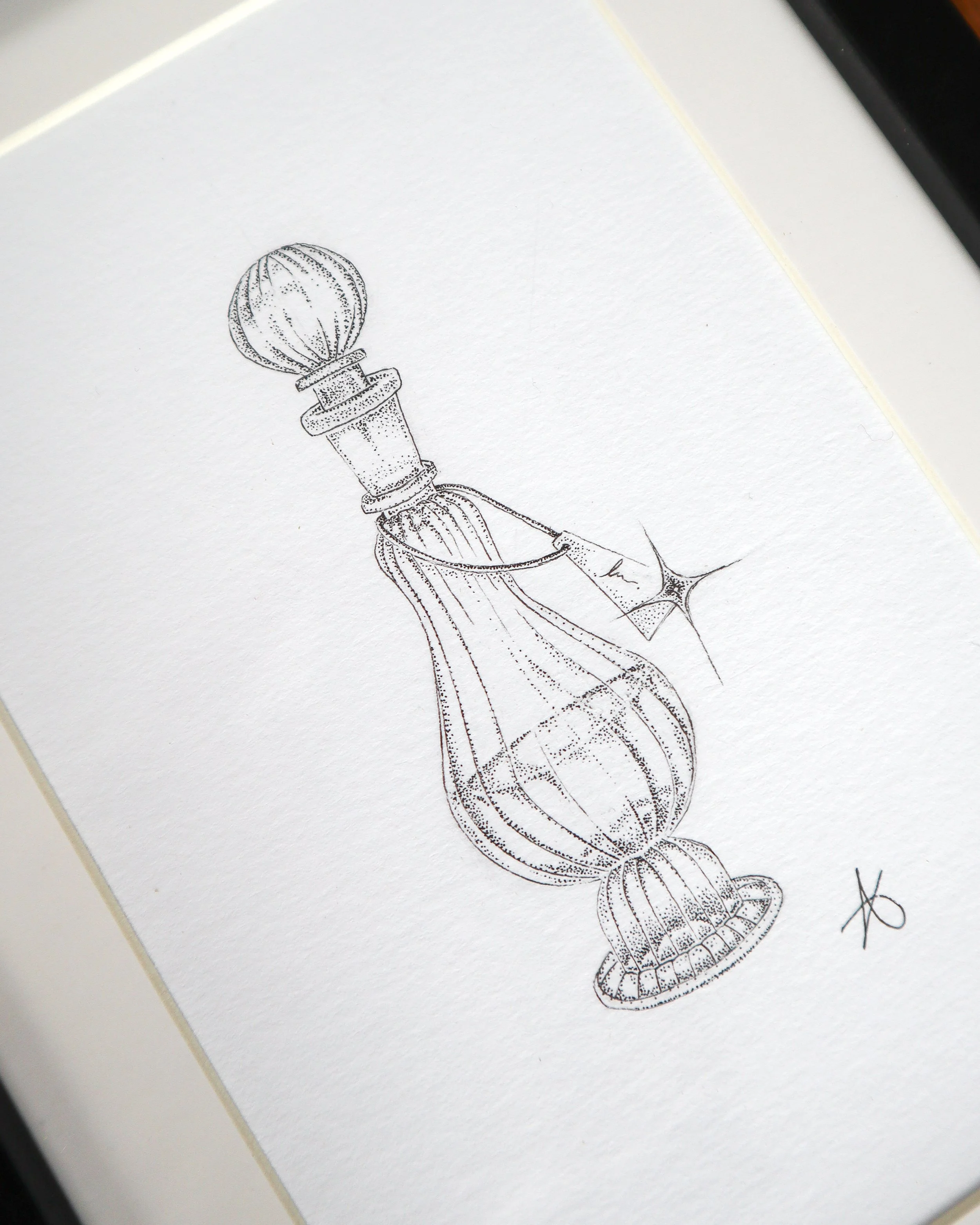 Dessin original en pointillisme représentant une fiole de parfum vintage