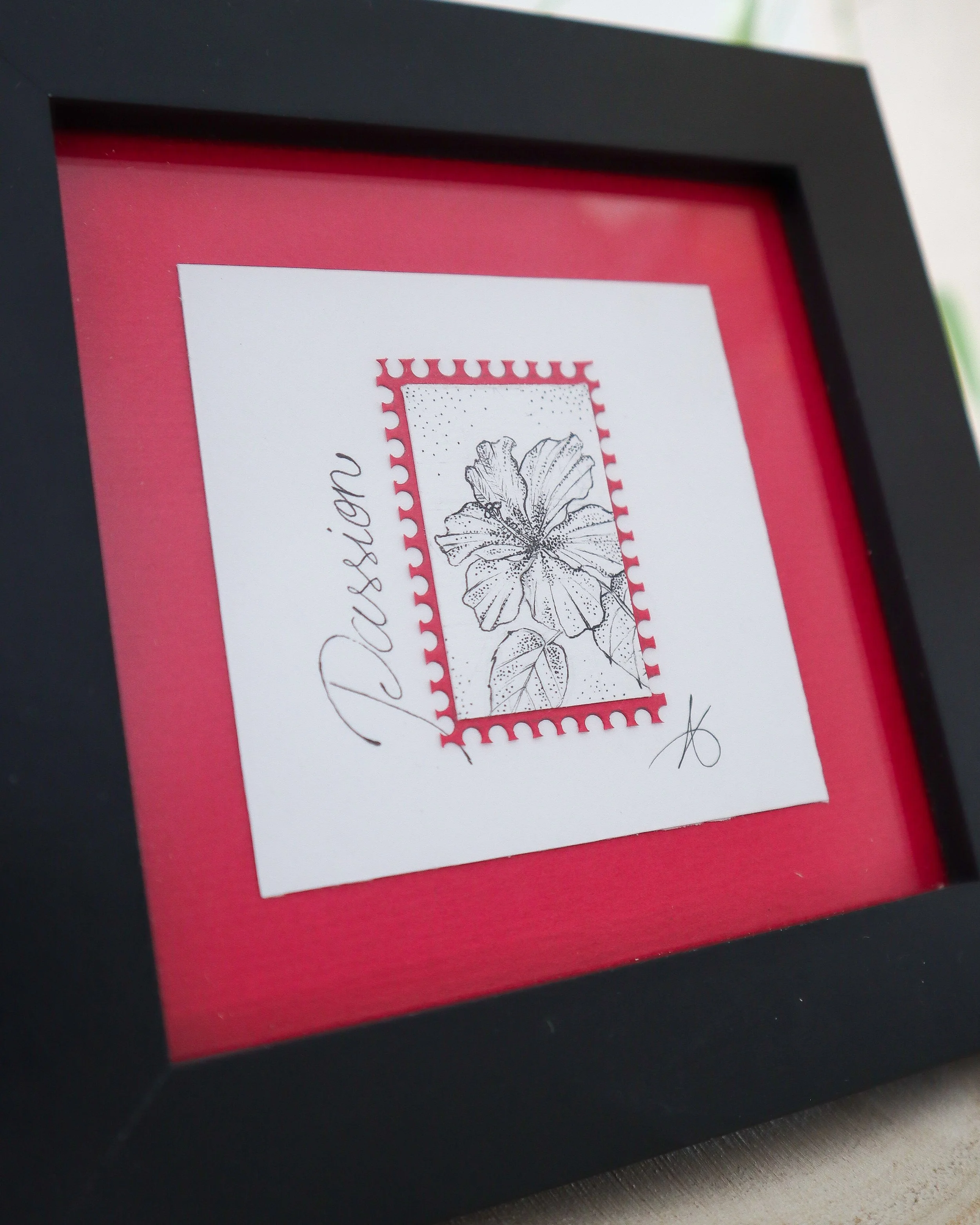Timbre floral Hibiscus Passion en pointillisme au feutre noir – œuvre originale 10×10 cm
