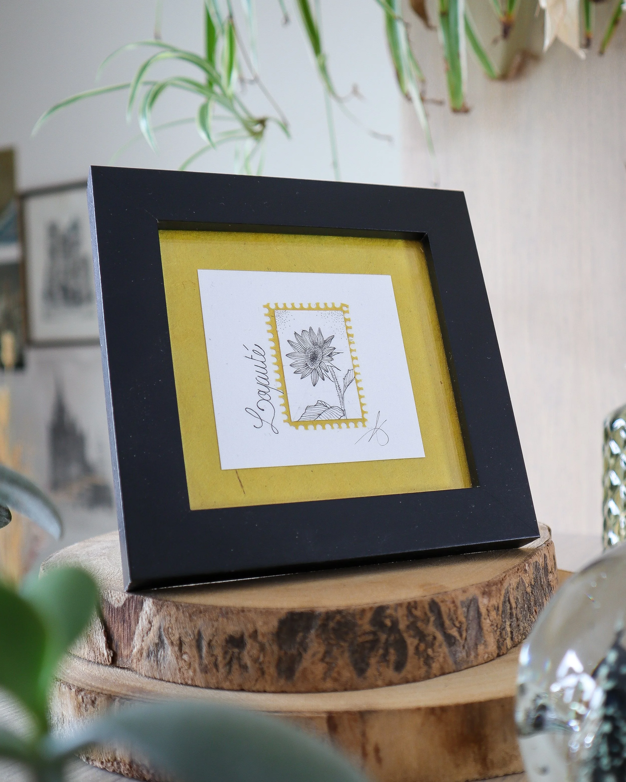 Timbre floral en pointillisme - Tournesol et le mot Loyauté - Œuvre originale au feutre noir avec inserts jaunes - Format 10x10 cm