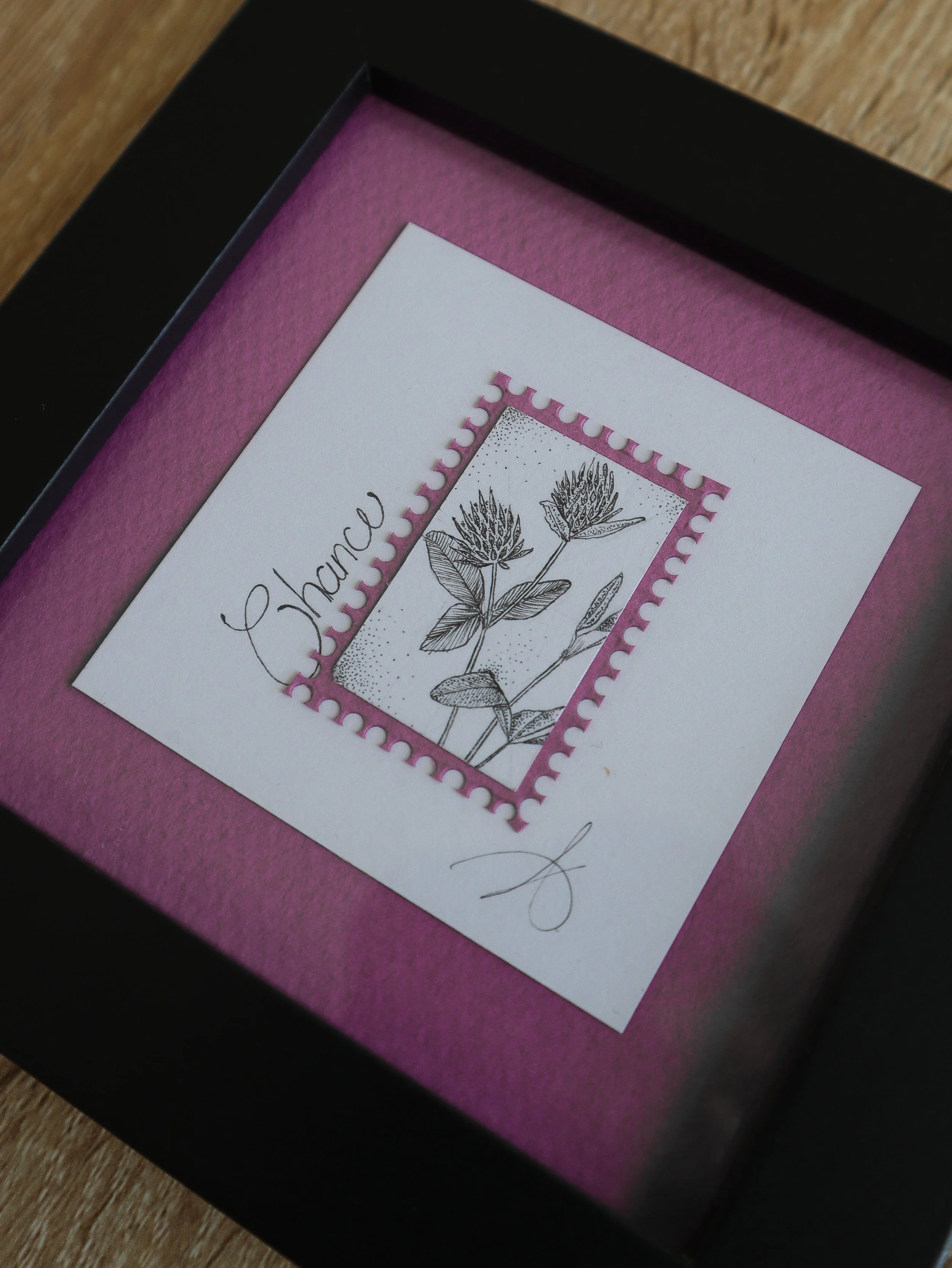 Timbre floral fleur de trèfle en pointillisme sous cadre MDF noir 10x10 cm
