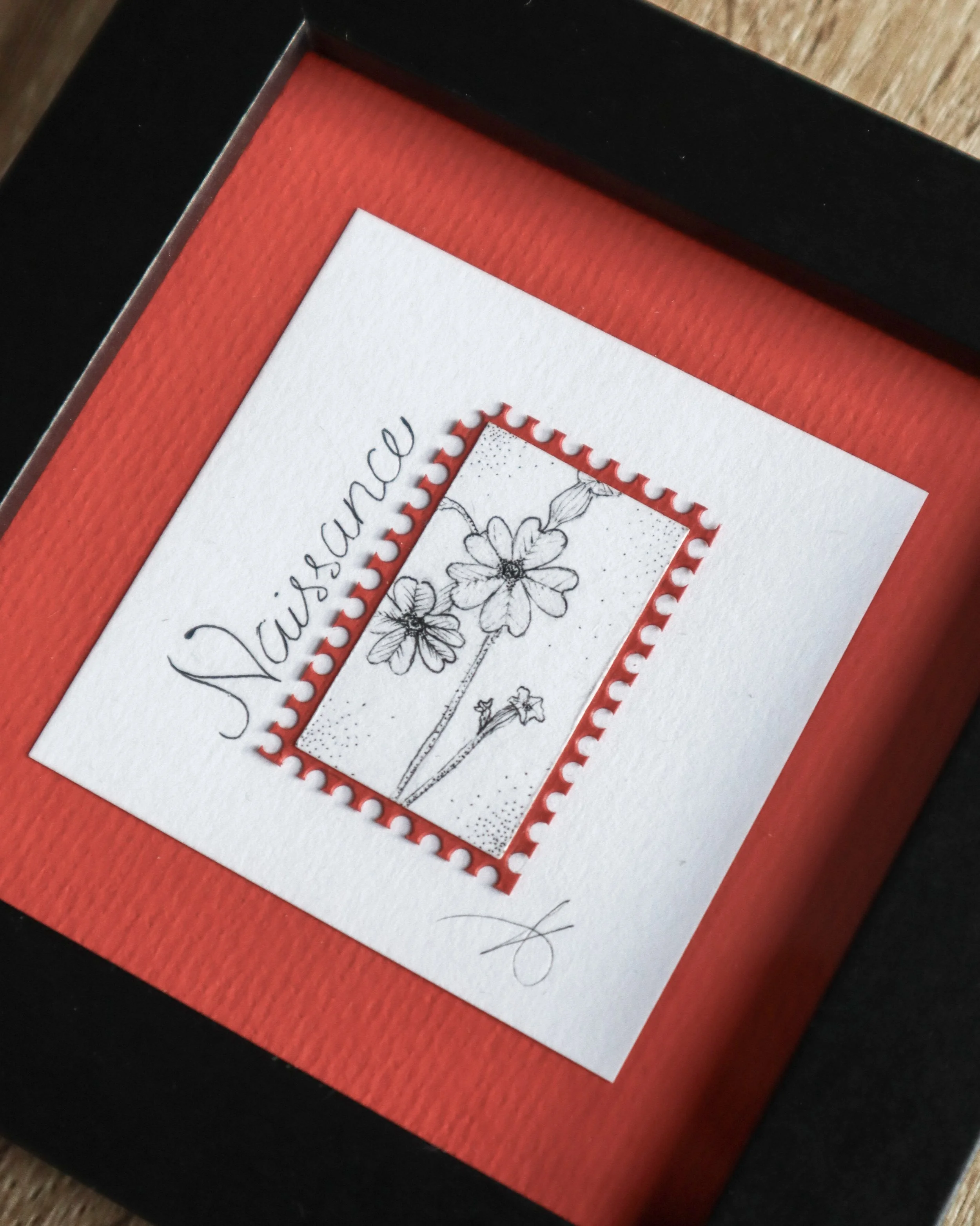Timbre floral Primevère Naissance en pointillisme au feutre noir – œuvre originale 10×10 cm