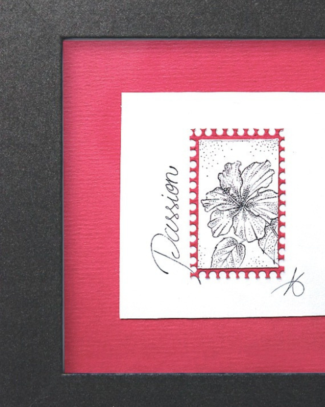 Timbre floral Hibiscus Passion en pointillisme au feutre noir – œuvre originale 10×10 cm