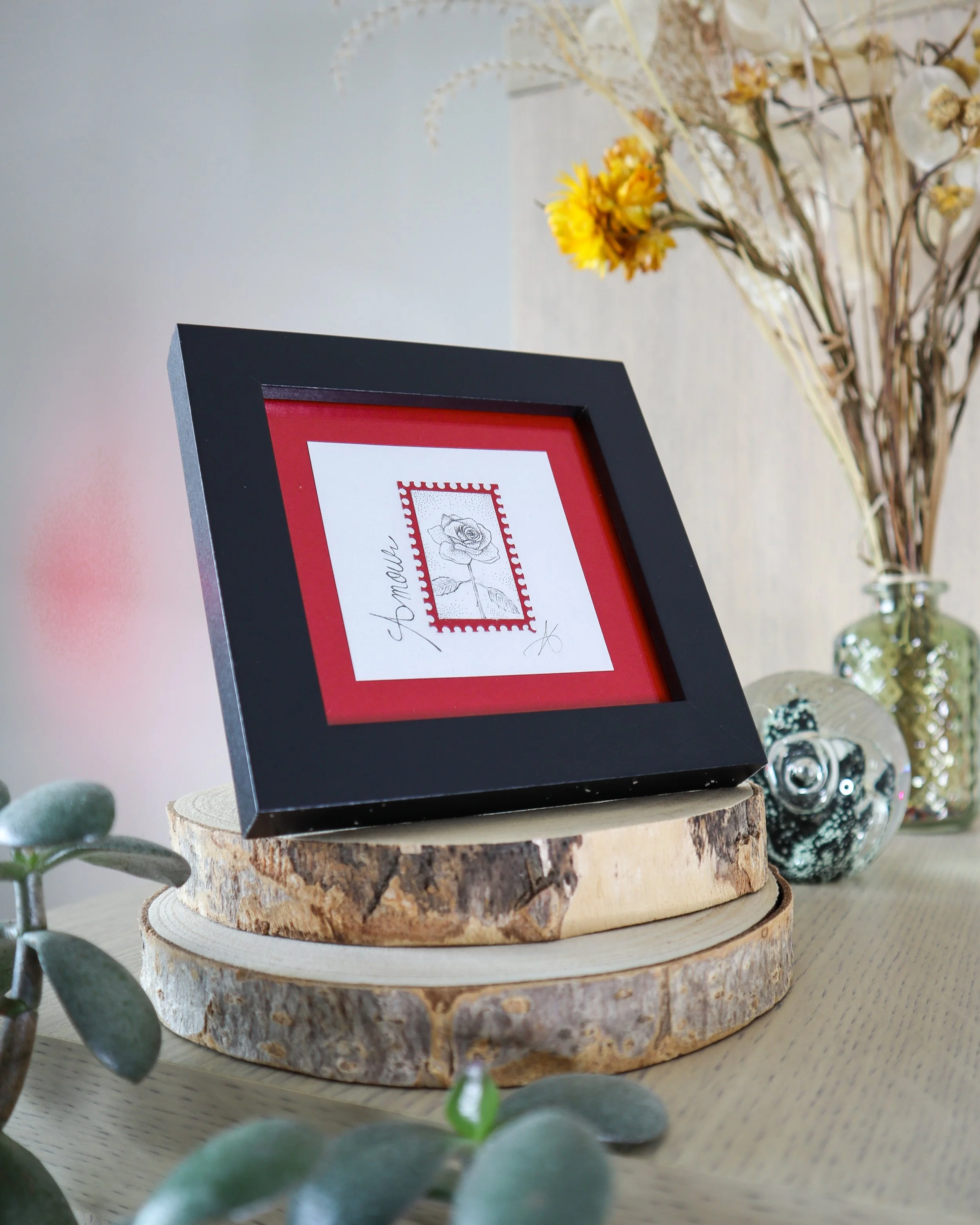 Timbre floral rose en pointillisme sous cadre MDF noir 10x10 cm