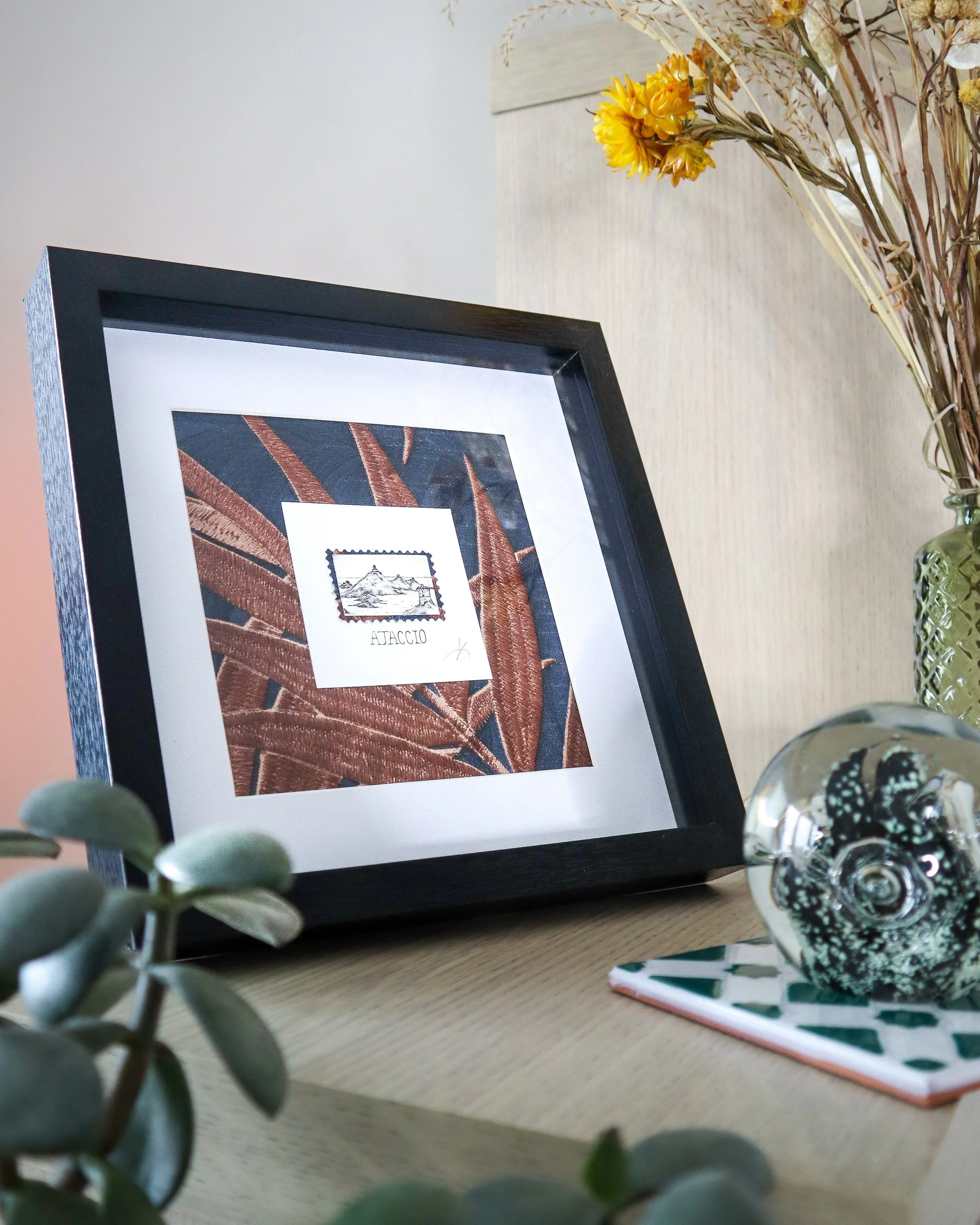 Œuvre originale en pointillisme représentant Ajaccio et les Îles Sanguinaires, dessin miniature au feutre noir