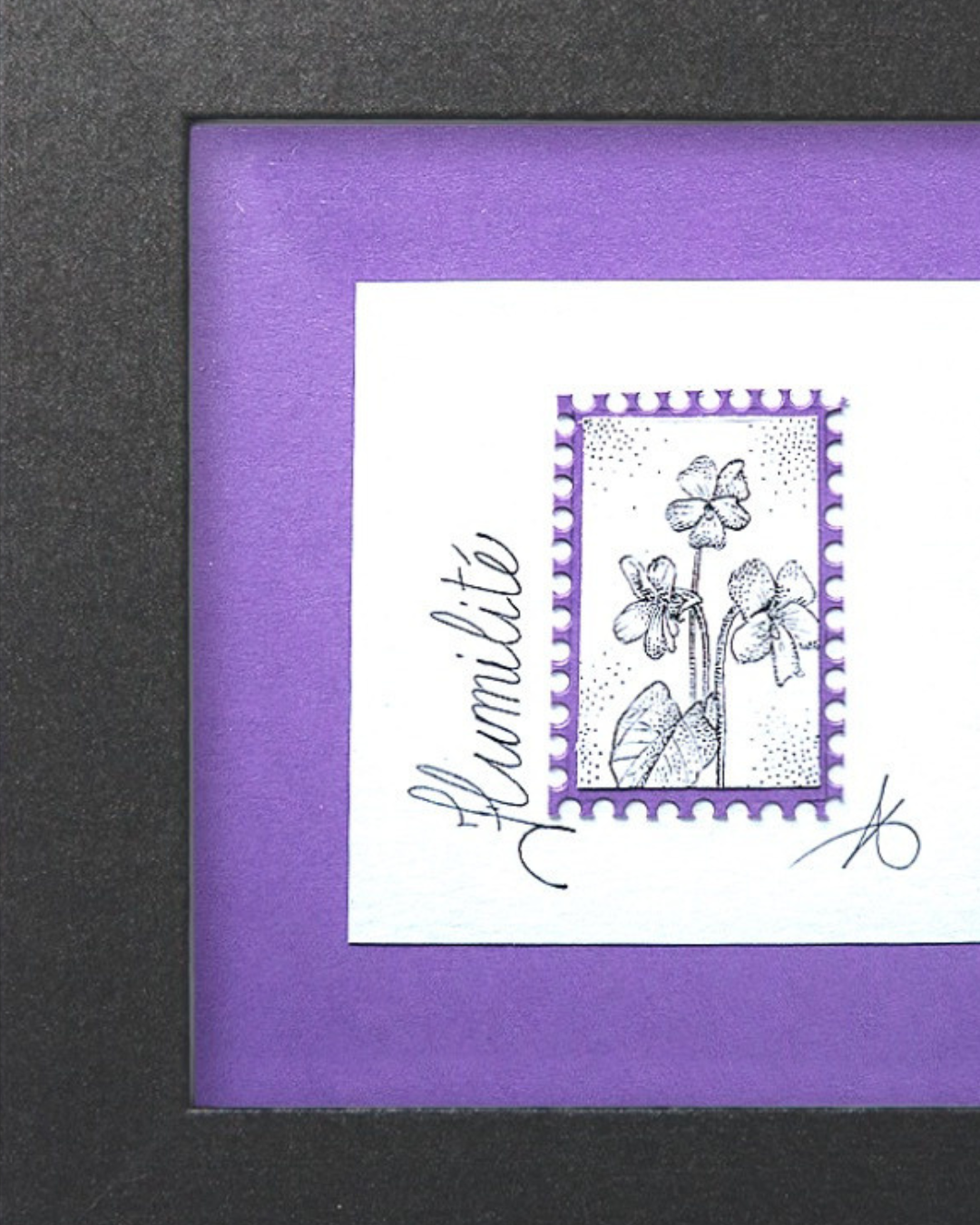 Timbre floral Violette Humilité en pointillisme au feutre noir – œuvre originale 10×10 cm