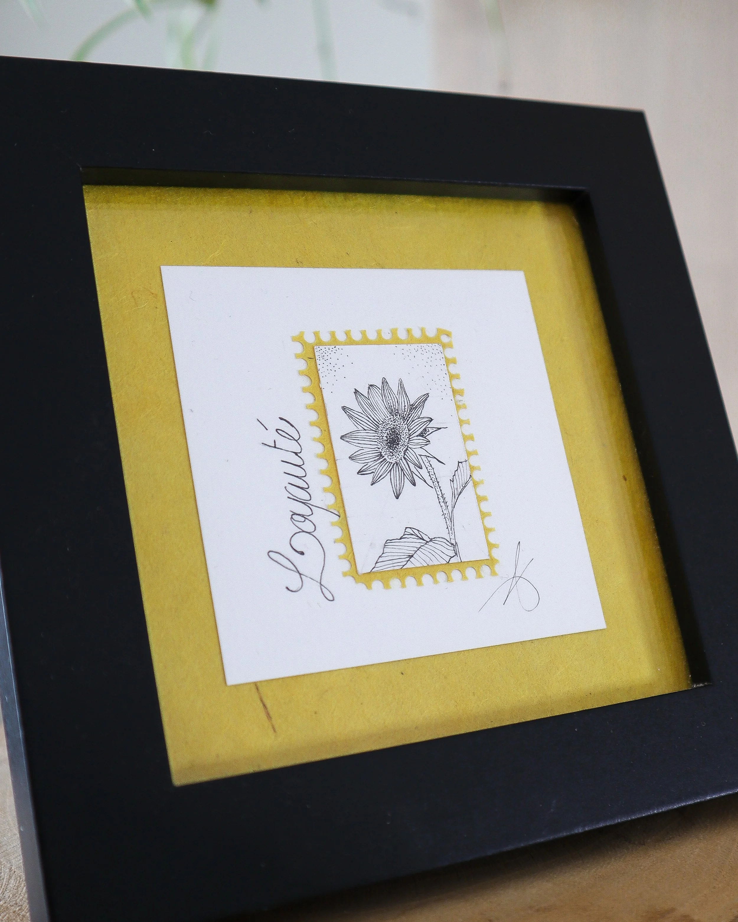 Timbre floral en pointillisme - Tournesol et le mot Loyauté - Œuvre originale au feutre noir avec inserts jaunes - Format 10x10 cm