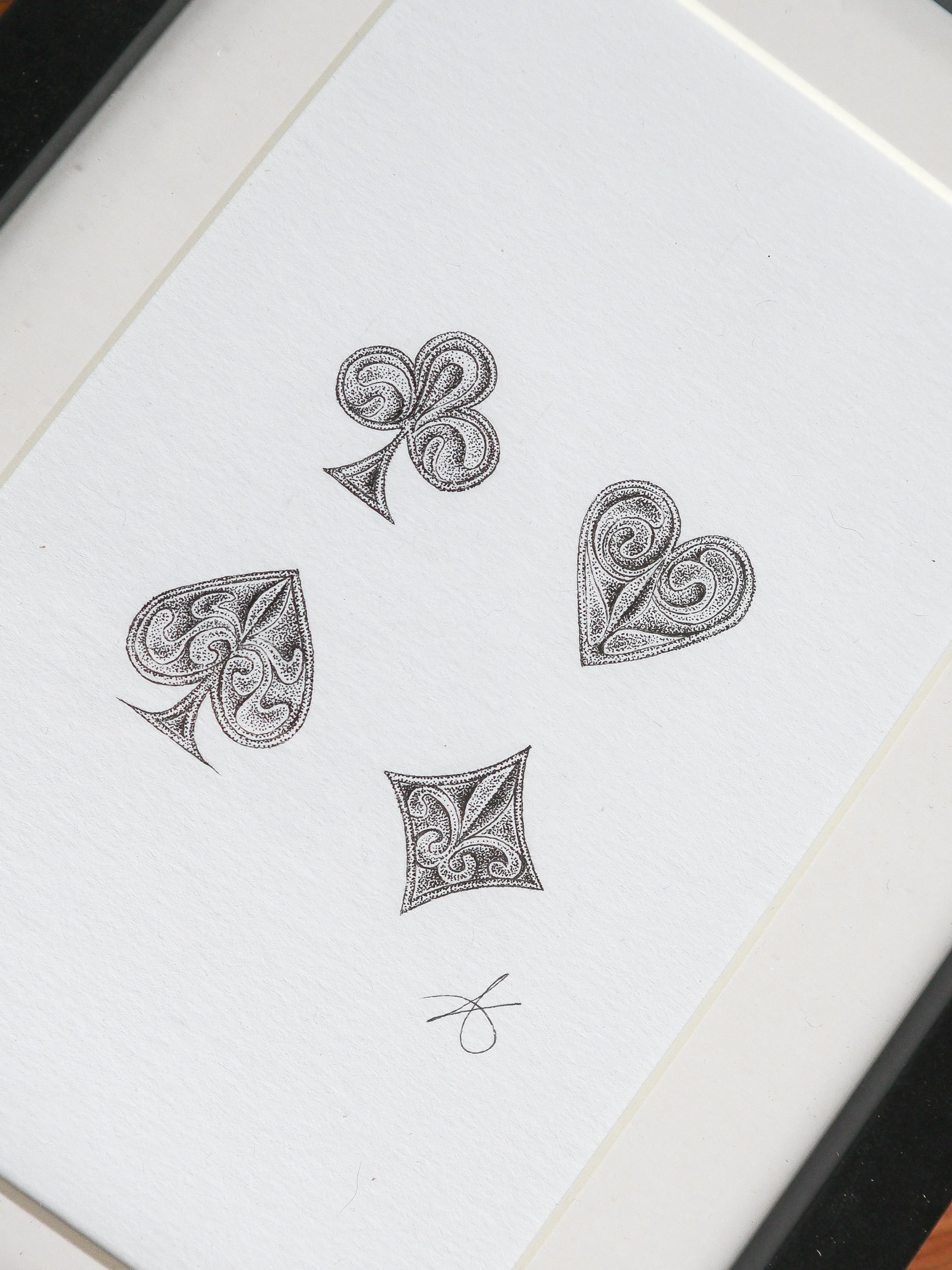 Dessin original en pointillisme représentant les symboles d'un jeu de carte : coeur, trèfle, carreau, pique