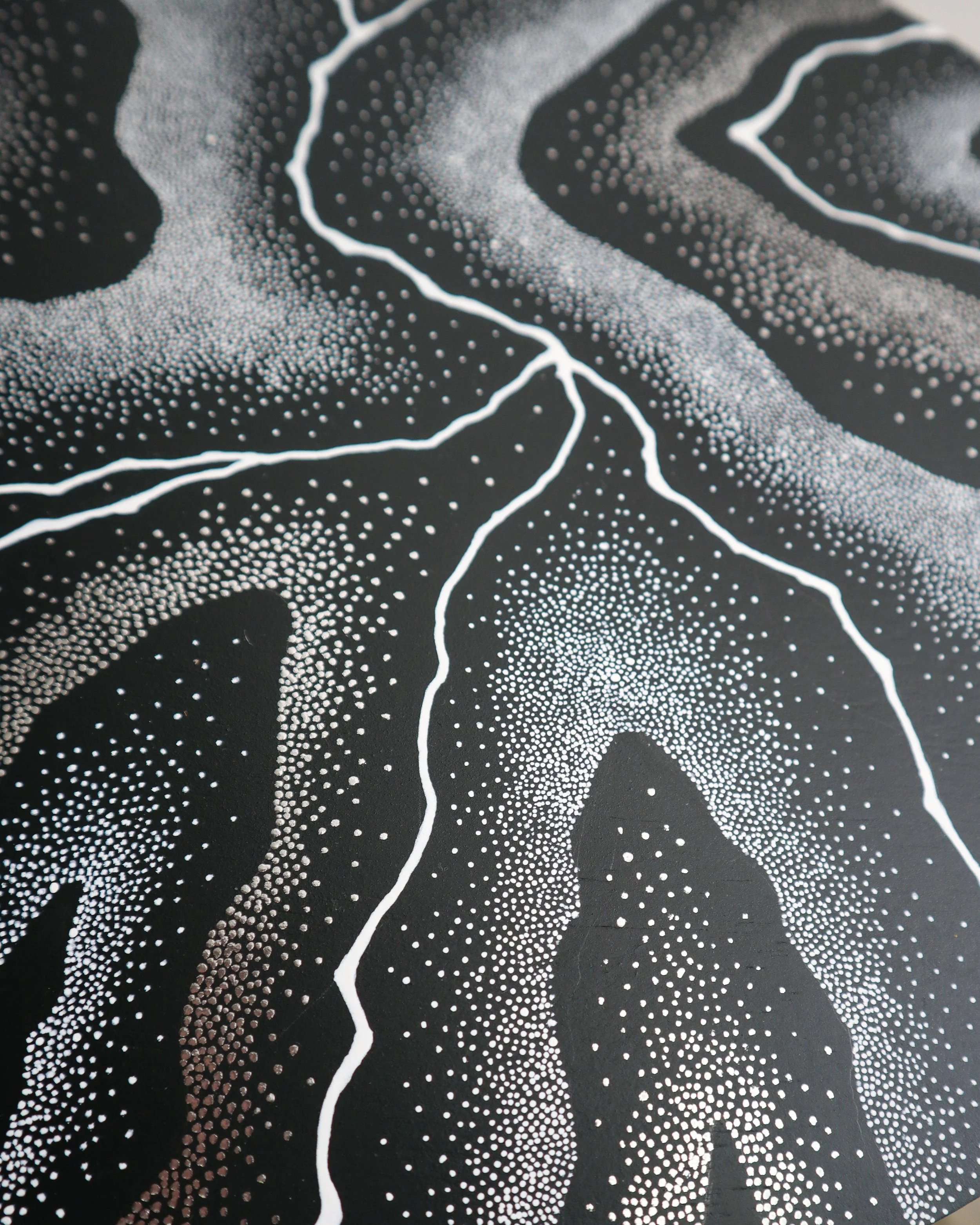 Œuvre "Répercussions" en pointillisme acrylique noir, blanc et argenté, format rond 30cm, sur contreplaqué