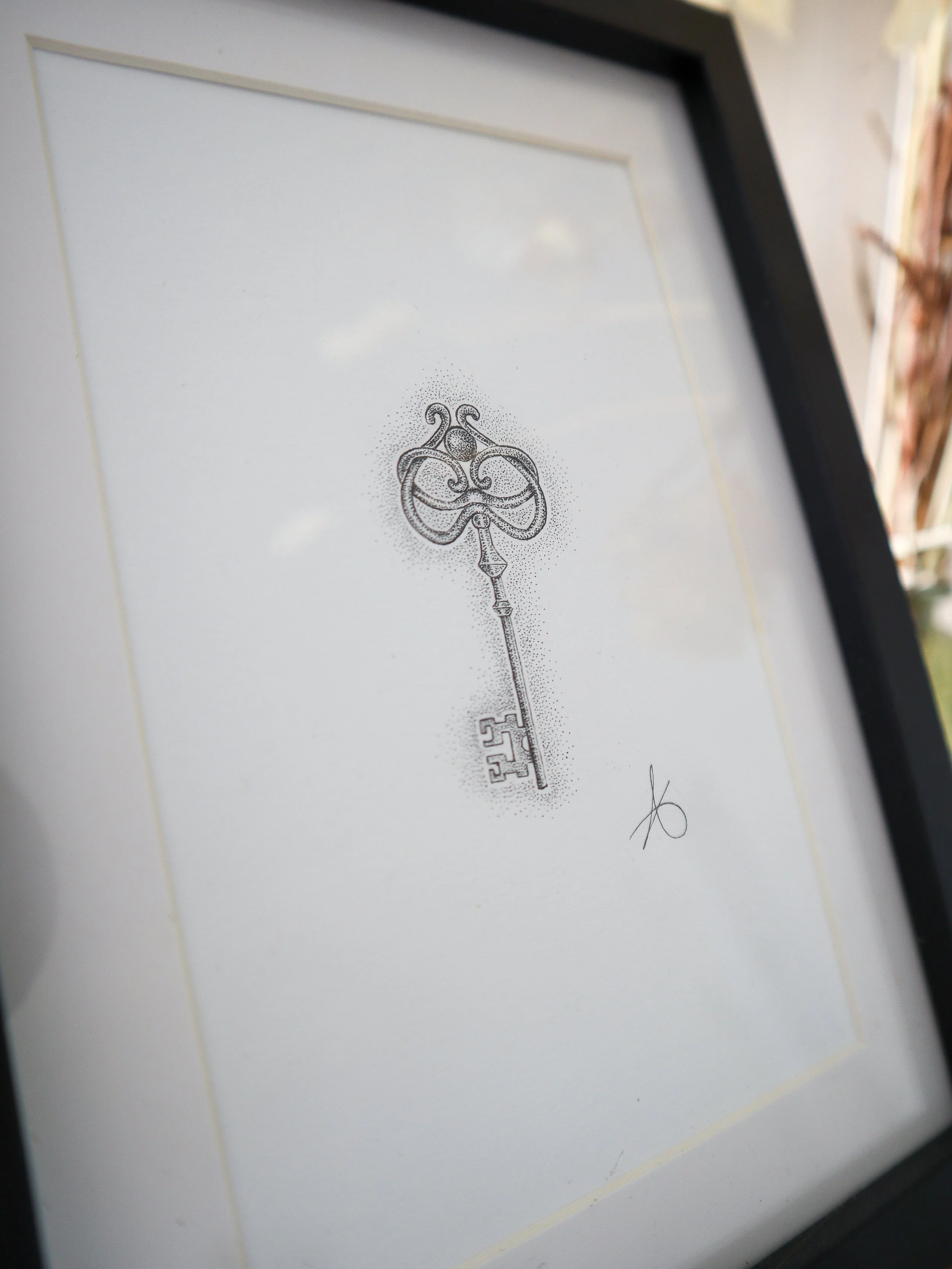 Dessin original en pointillisme représentant une clé ornée en métal