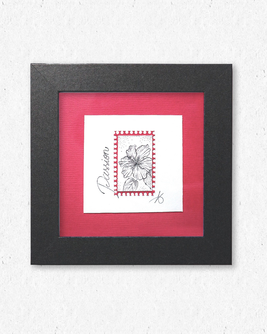 Timbre floral Hibiscus Passion en pointillisme au feutre noir – œuvre originale 10×10 cm