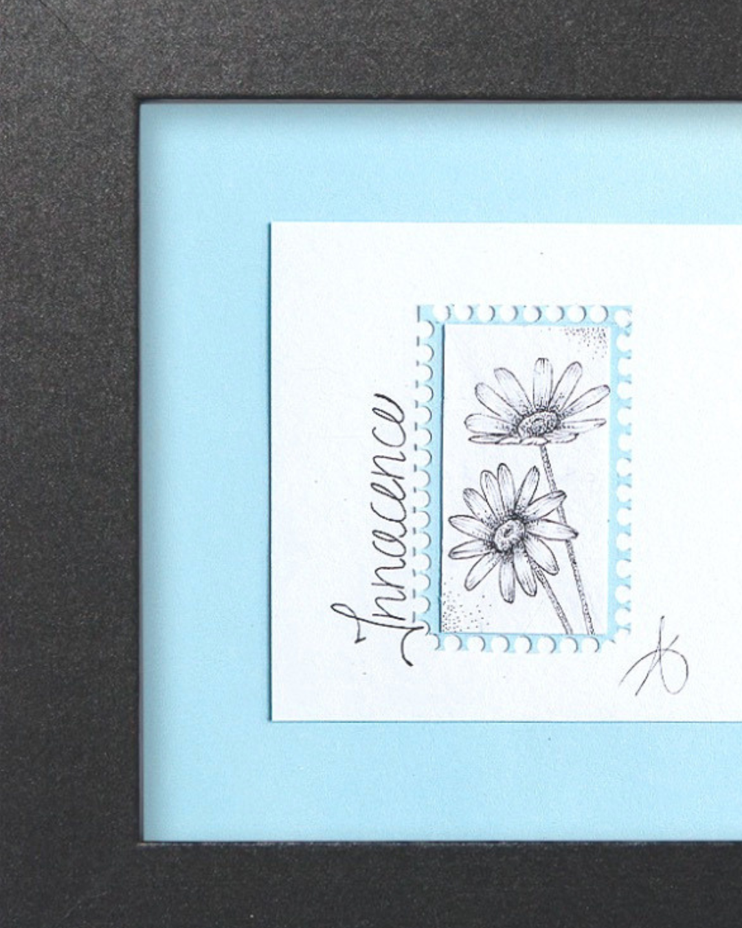 Timbre floral Marguerite avec le mot Innocence en pointillisme au feutre noir – œuvre originale 10×10 cm