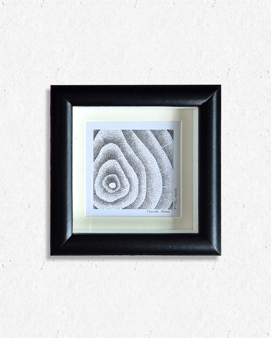 Dessin pointilliste noir et blanc, coupe de tronc – 10x10 cm encadré