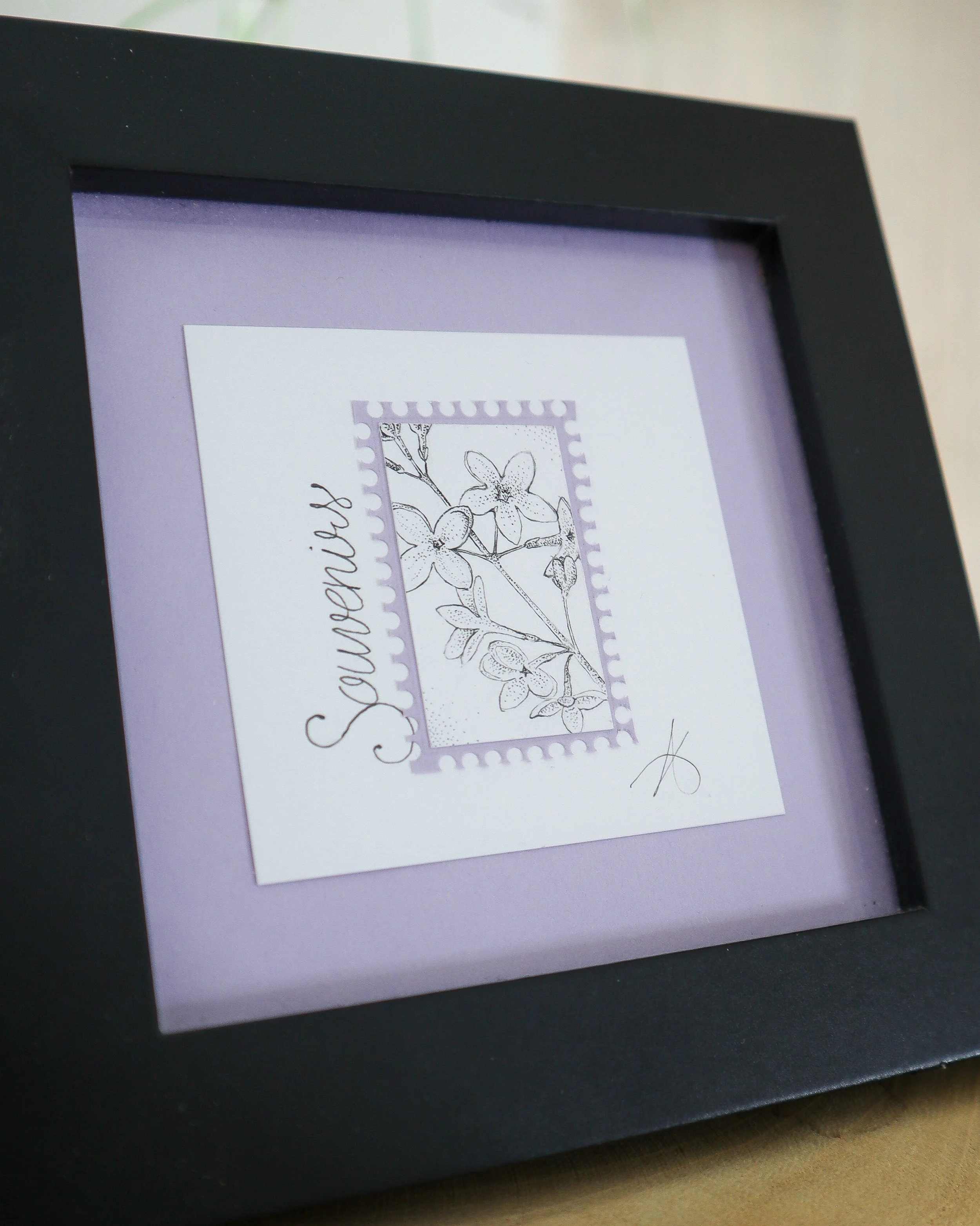 Timbre floral Lilas Souvenirs en pointillisme au feutre noir – œuvre originale 10×10 cm