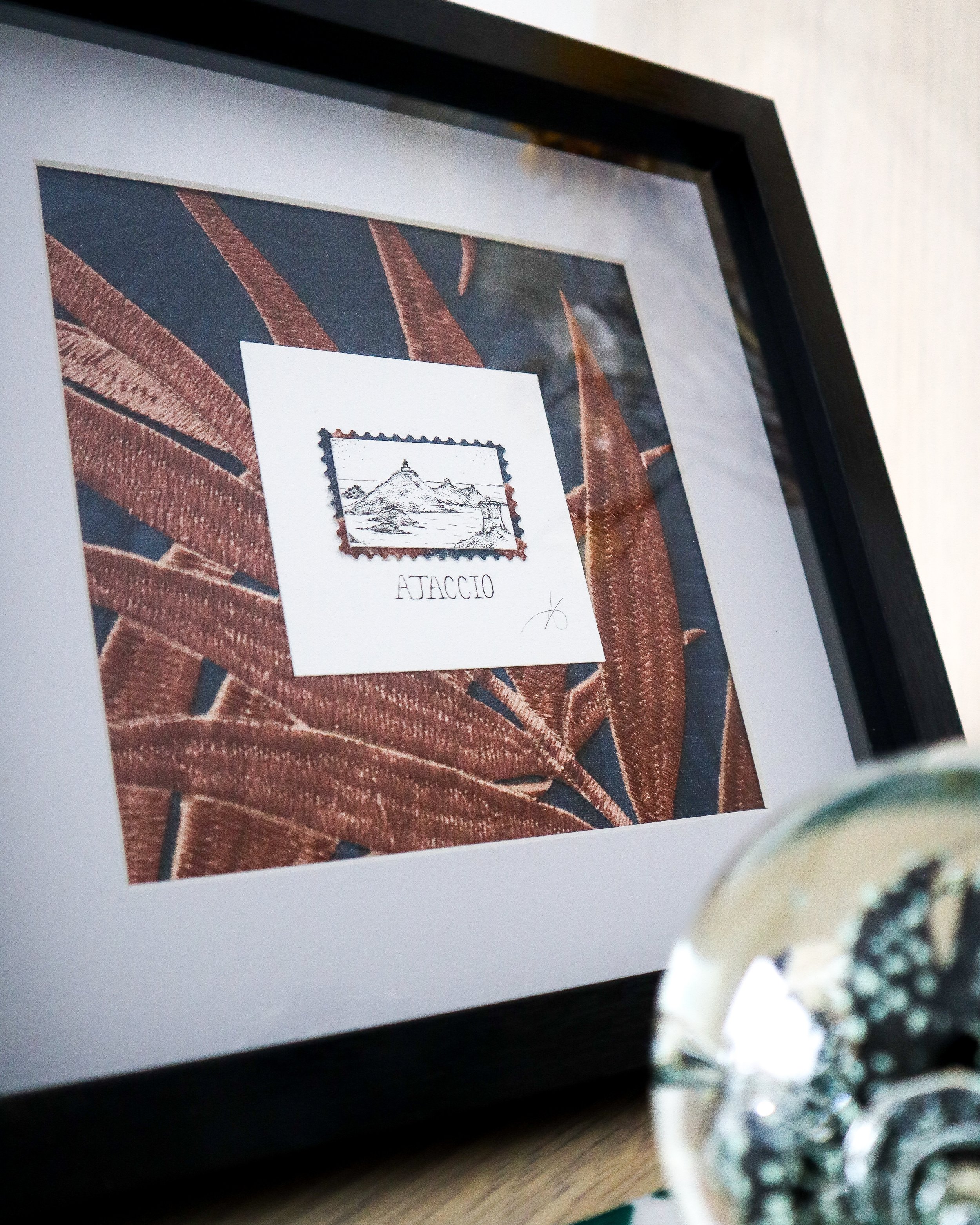 Œuvre encadrée en bois noir – timbre en pointillisme Ajaccio