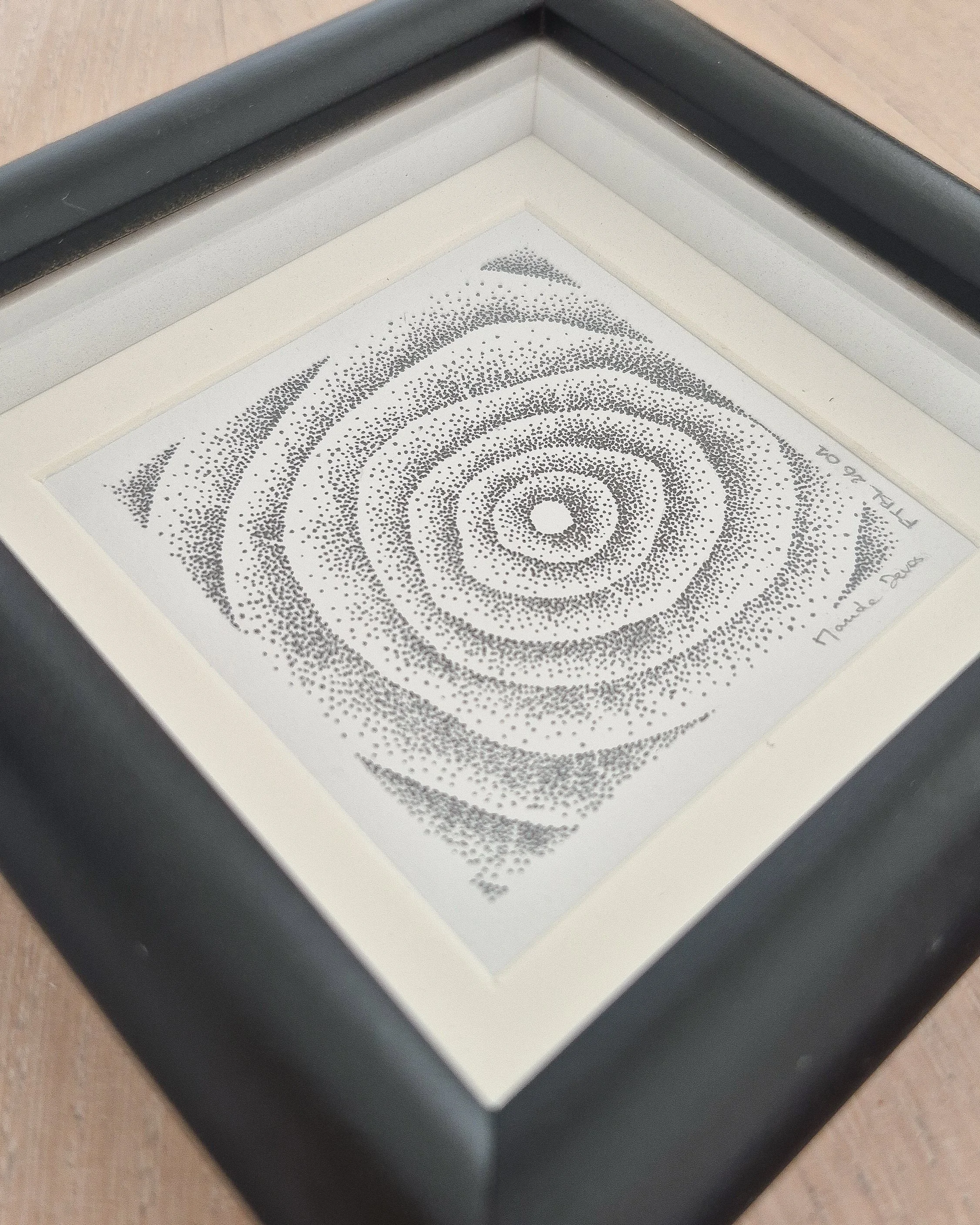 Gros plan sur la technique du pointillisme au feutre noir
