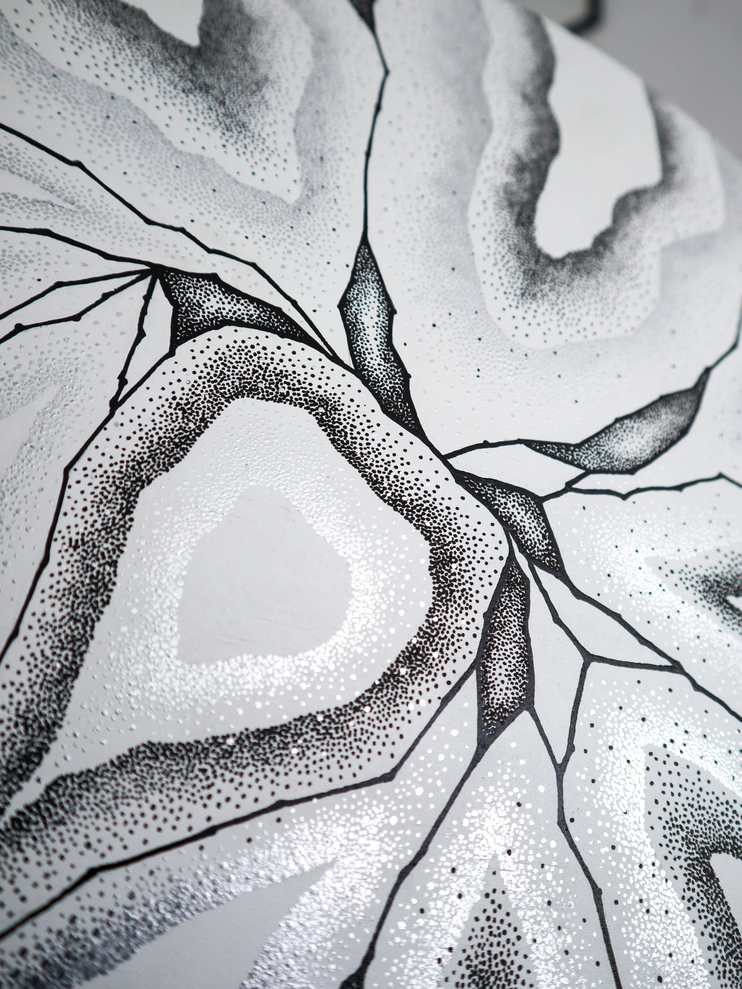 Œuvre "Réalisation" en pointillisme acrylique noir, blanc et argenté, format rond 30cm, sur contreplaqué