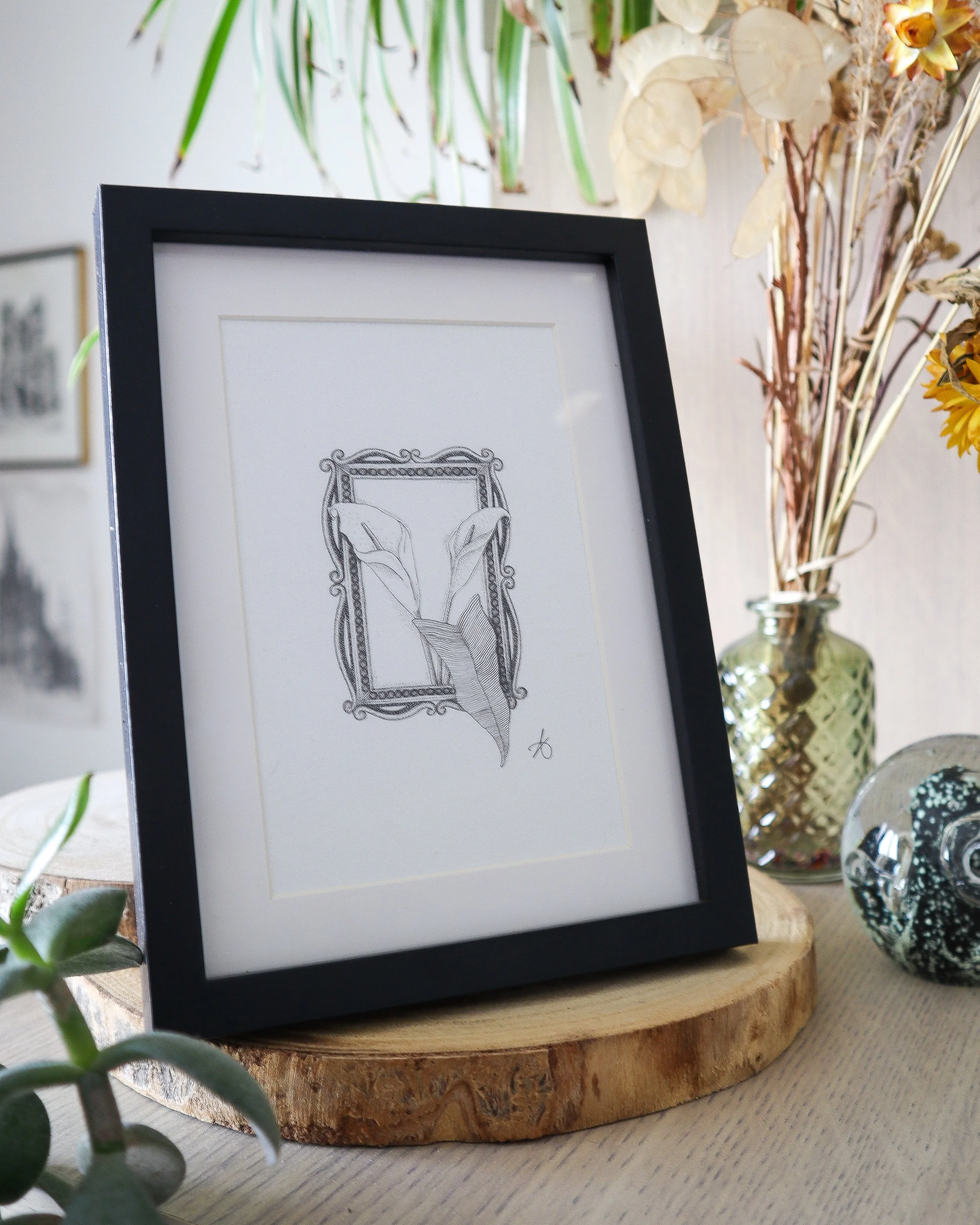 Dessin original en pointillisme représentant deux arums dans un cadre orné
