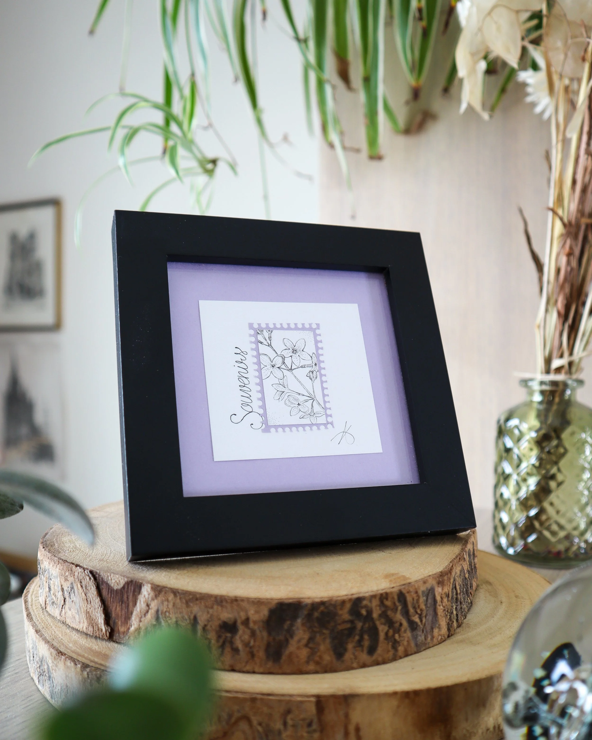 Timbre floral Lilas Souvenirs en pointillisme au feutre noir – œuvre originale 10×10 cm
