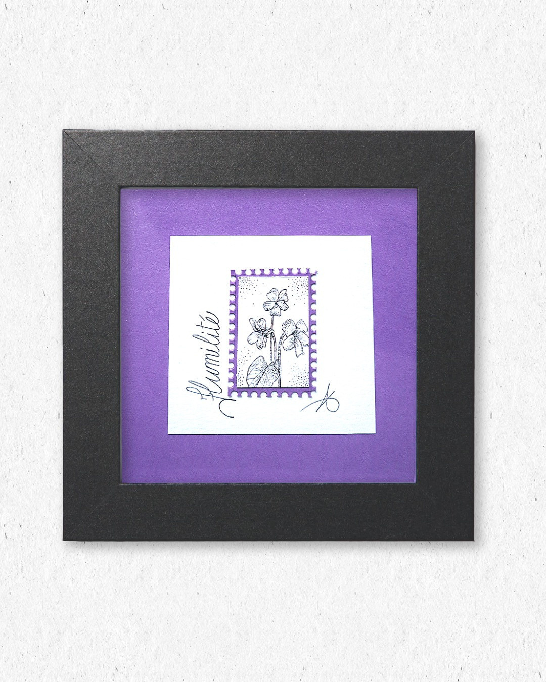Timbre floral Violette Humilité en pointillisme au feutre noir – œuvre originale 10×10 cm