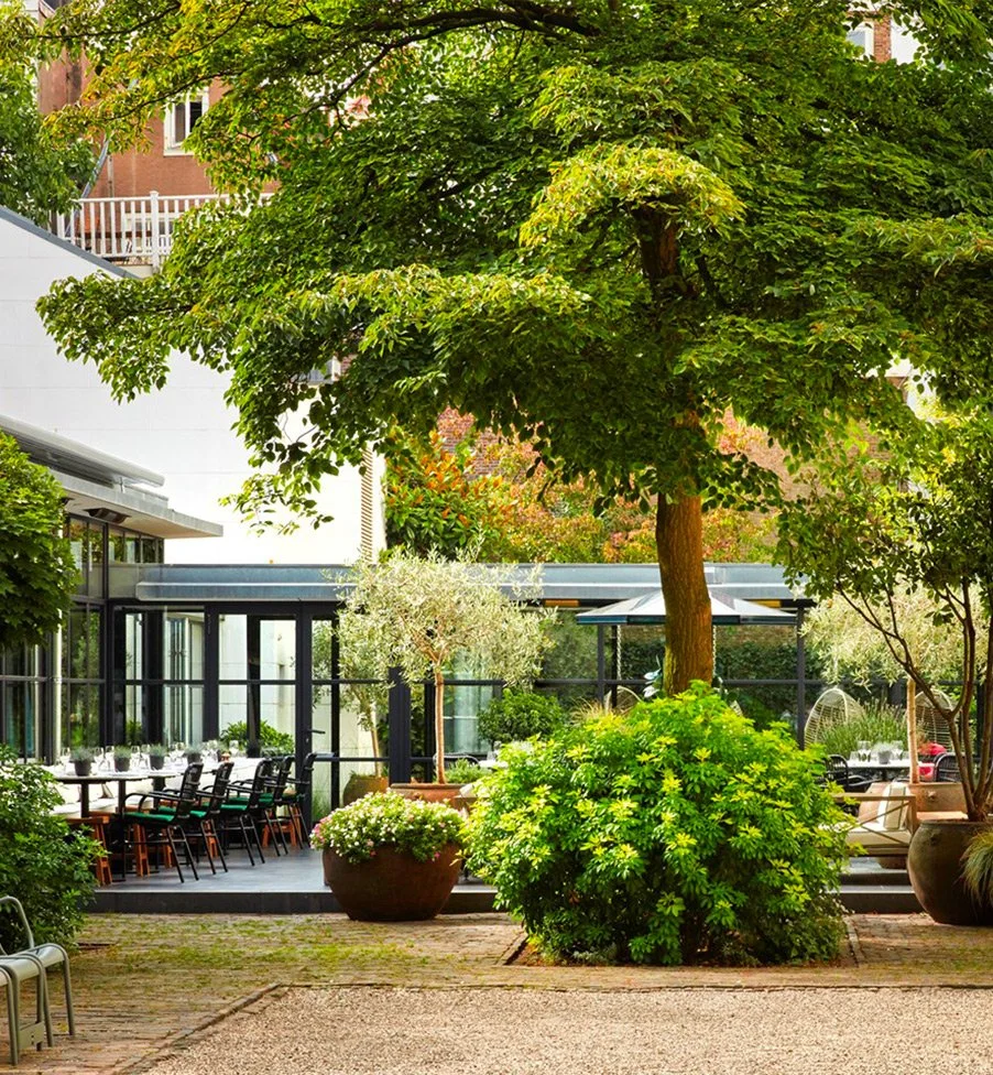 Garden terrace at Pulitzer Garden Amsterdam, showcasing the restaurant's tranquil outdoor setting.