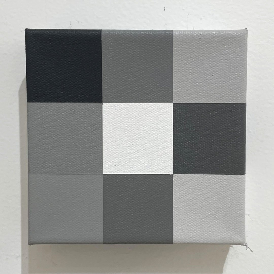 grayscale checkerboard grid with a white square at the centre