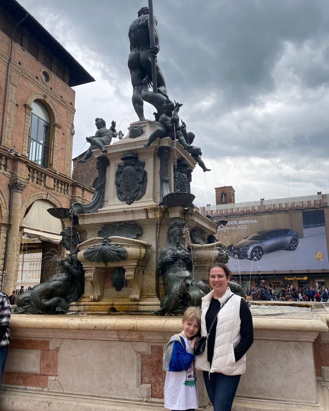 Today I'm sharing tips to ensure a smooth and memorable experience for you and your loved ones in Italy!

1️⃣ Pack Light, Pack Smart: Italy's cobblestone streets and historic sites may not be stroller-friendly everywhere. Opt for lightweight, compact