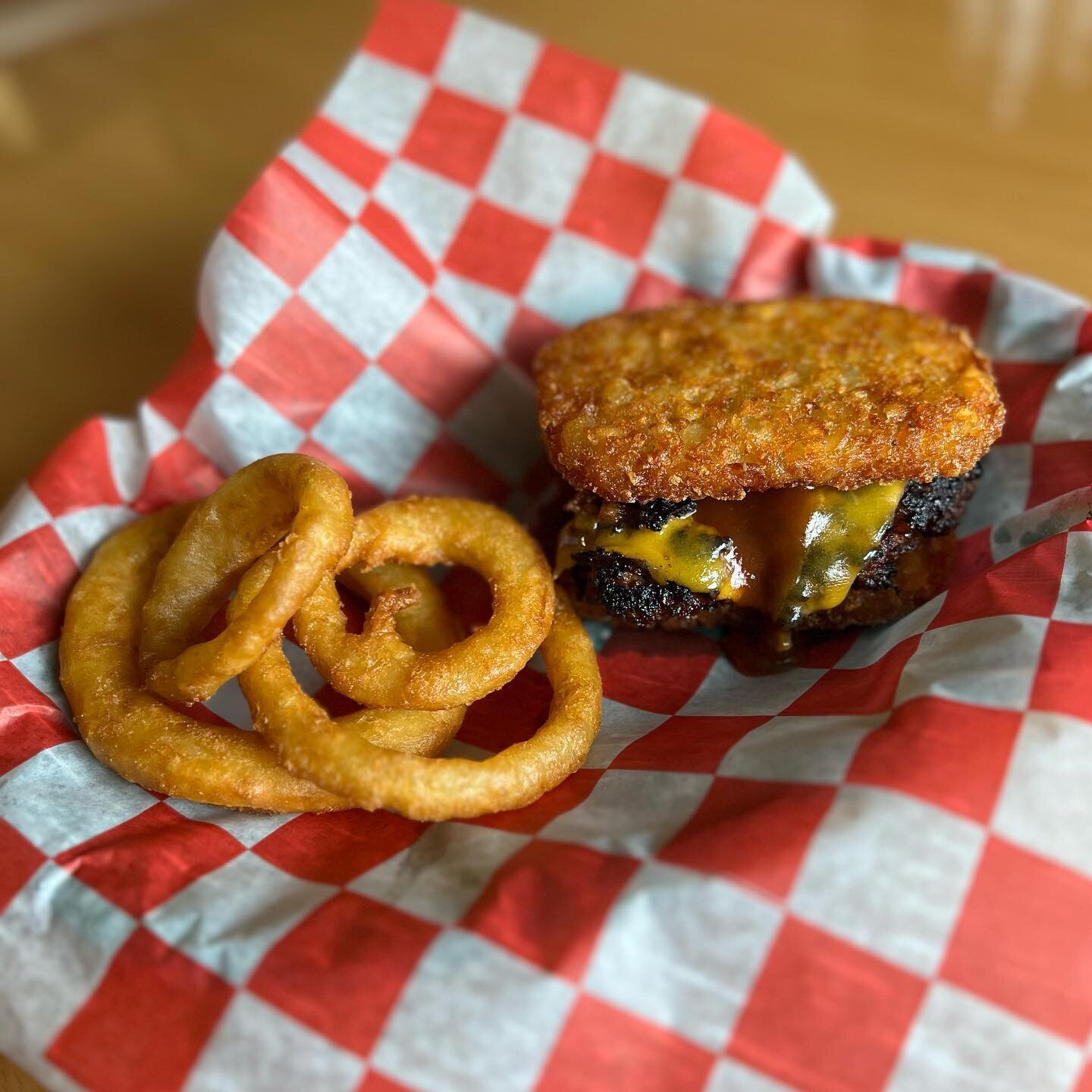 SPECIAL ALERT! &mdash; Come in and get this delicious SMASH BURGER, topped with cheddar and bbq sauce - served between crispy hashbrown patties&hellip; and to really treat yourself: add bacon! You deserve it 👌🏼

#jessiesbagels #lunchspecial #delici