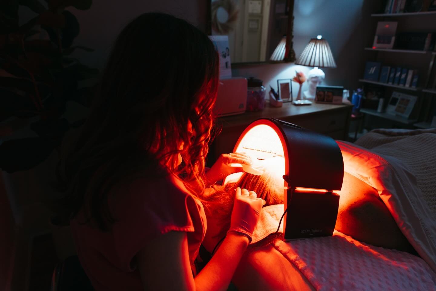 𝗚𝗹𝗼𝘄𝗶𝗻𝗴 𝗳𝗿𝗼𝗺 𝘁𝗵𝗲 𝗶𝗻𝘀𝗶𝗱𝗲 𝗼𝘂𝘁!✨

𝙇𝙀𝘿 𝙇𝙞𝙜𝙝𝙩 𝙏𝙝𝙚𝙧𝙖𝙥𝙮 𝙝𝙚𝙡𝙥𝙨:
❤️Stimulate collagen &amp; elastin production
❤️Reduce fine lines &amp; signs of aging
❤️Calm inflammation &amp; redness
❤️Clear acne-causing bacteria
