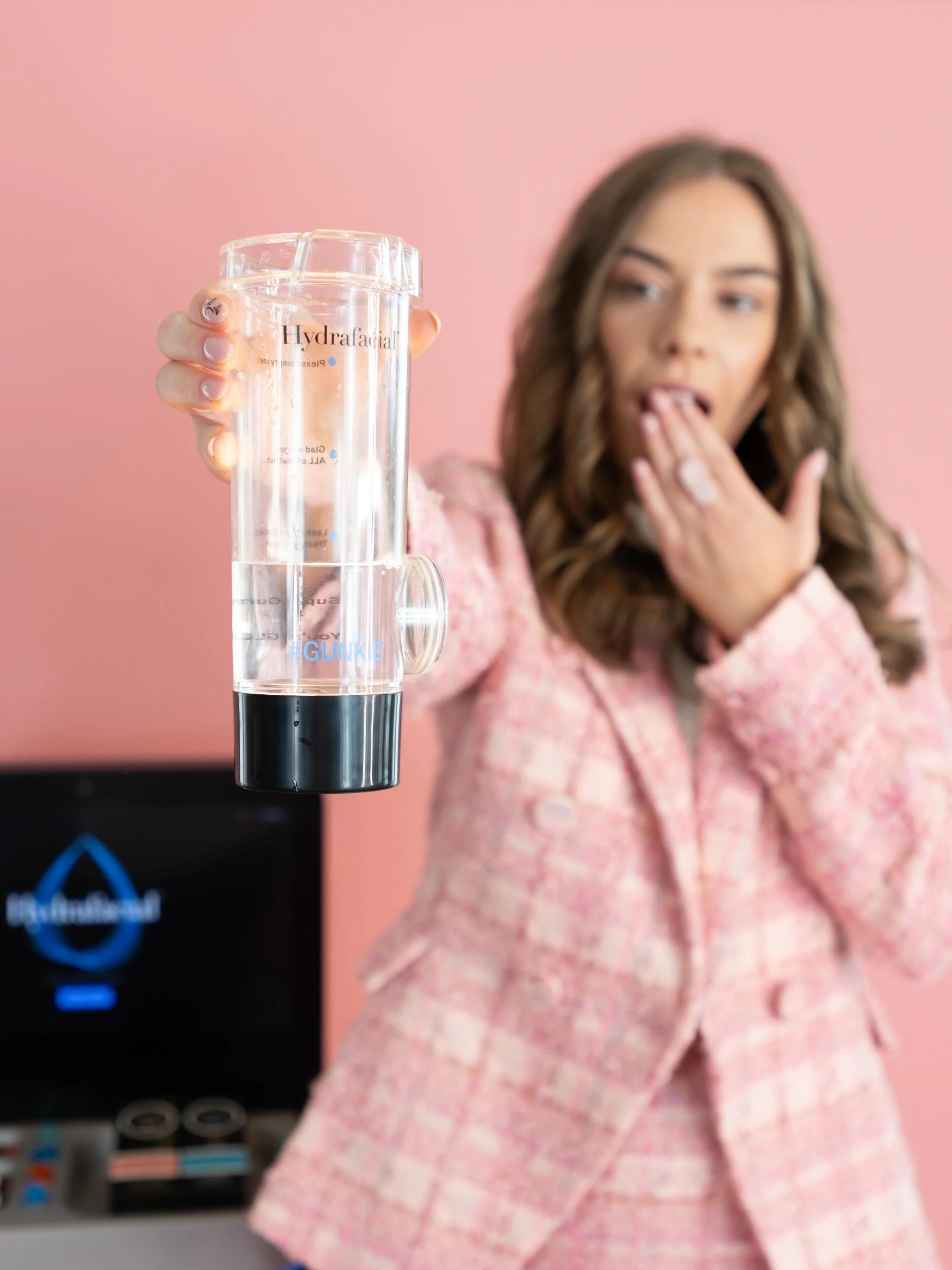 𝗙𝗿𝗼𝗺 𝗯𝗹𝗮𝗰𝗸𝗵𝗲𝗮𝗱𝘀 𝘁𝗼 𝘄𝗵𝗶𝘁𝗲𝗵𝗲𝗮𝗱𝘀, 𝗱𝗲𝗮𝗱 𝘀𝗸𝗶𝗻 𝗮𝗻𝗱 𝗺𝗮𝗸𝗲𝘂𝗽 𝘁𝗼𝗼, 𝘆𝗼𝘂 𝗻𝗲𝘃𝗲𝗿 𝗿𝗲𝗮𝗹𝗹𝘆 𝗸𝗻𝗼𝘄 𝘄𝗵𝗮𝘁 𝘆𝗼𝘂𝗿 𝗽𝗼𝗿𝗲𝘀 𝗮𝗿𝗲 𝗵𝗼𝗹𝗱𝗶𝗻𝗴 𝗼𝗻𝘁𝗼. 
𝗕𝘂𝘁 𝗼𝗻𝗲 𝘁𝗵𝗶𝗻𝗴&rsquo;𝘀 𝗳𝗼𝗿 𝘀𝘂