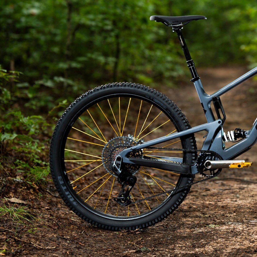 We couldn't be more grateful for our hosting shop @thehubpisgah in Pisgah Forest, NC for building this one of a kind custom bike for our Fall Giveaway!

There's still one day left to enter for the chance to win this bike! Get your tickets now by foll