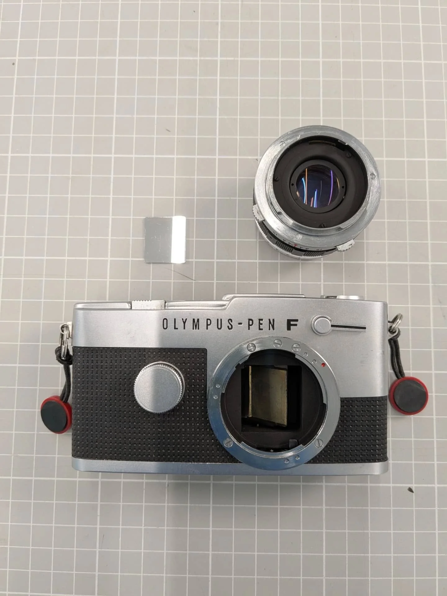 Petite intervention de refixage du miroir d'un appareil photographique argentique Olympus Pen F 📸 L'appareil retrouve ainsi sa fonctionnalit&eacute; 🦾

#Conservatorsofinstagram #ConservationRestauration #PatrimoineTechnique #OlympusPenF #photograph