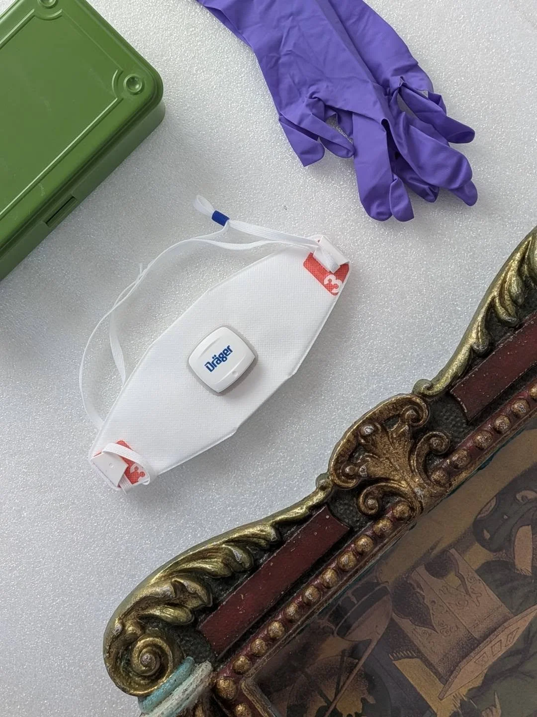 Aujourd'hui &agrave; l'Atelier vert-de-gris, on constate et l'on &eacute;tudie un objet technique &eacute;lectrifi&eacute; afin de proposer un traitement ad&eacute;quat 💡⚡

Pour faire cela en toute s&eacute;curit&eacute;, le port des &eacute;quipeme