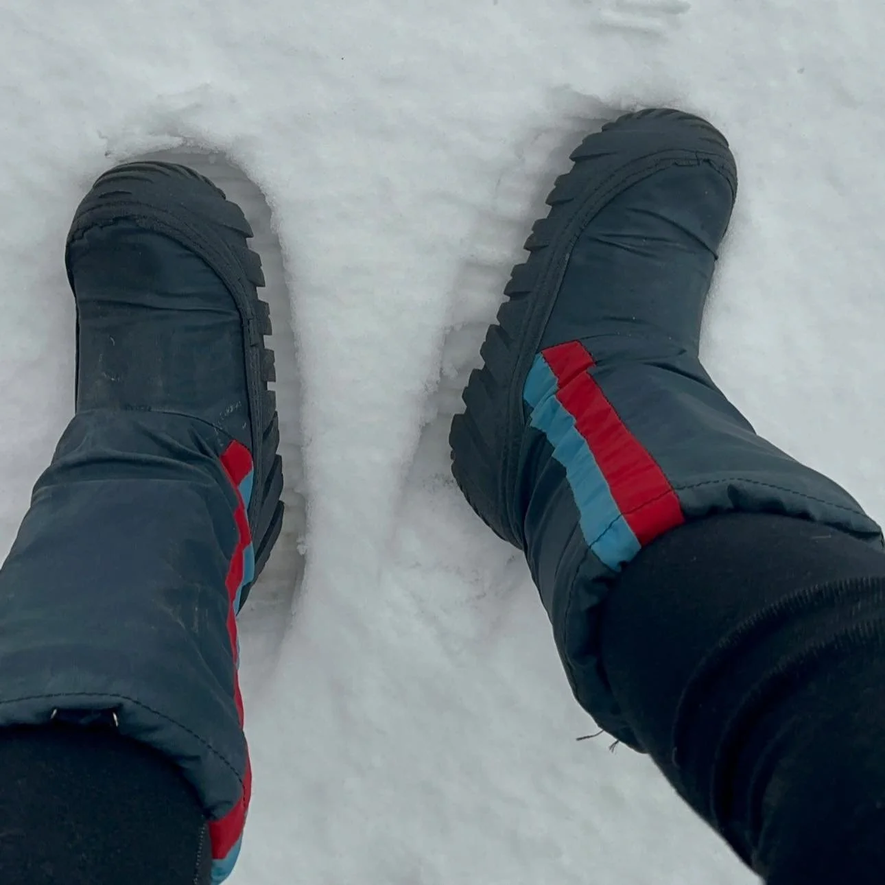 SNOW DAY! 🩵☃️❄️
1980s Moon Boots still cozy in the snow. 

This was my first Thanksgiving weekend where seeing my folks wasn&rsquo;t an option. It&rsquo;s bittersweet. I&rsquo;m grateful for memories and glad they are free.

And now the the first sn