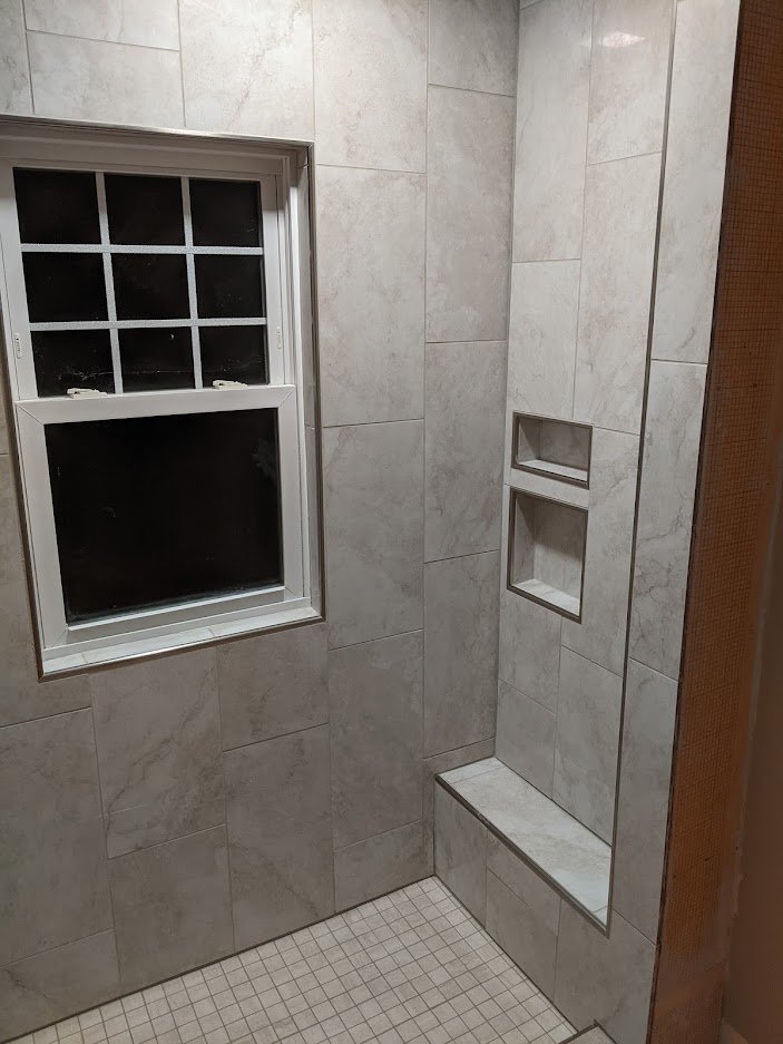 Bath to walk-in shower conversion niche and footstep Schluter profiles Dilex, Rondec