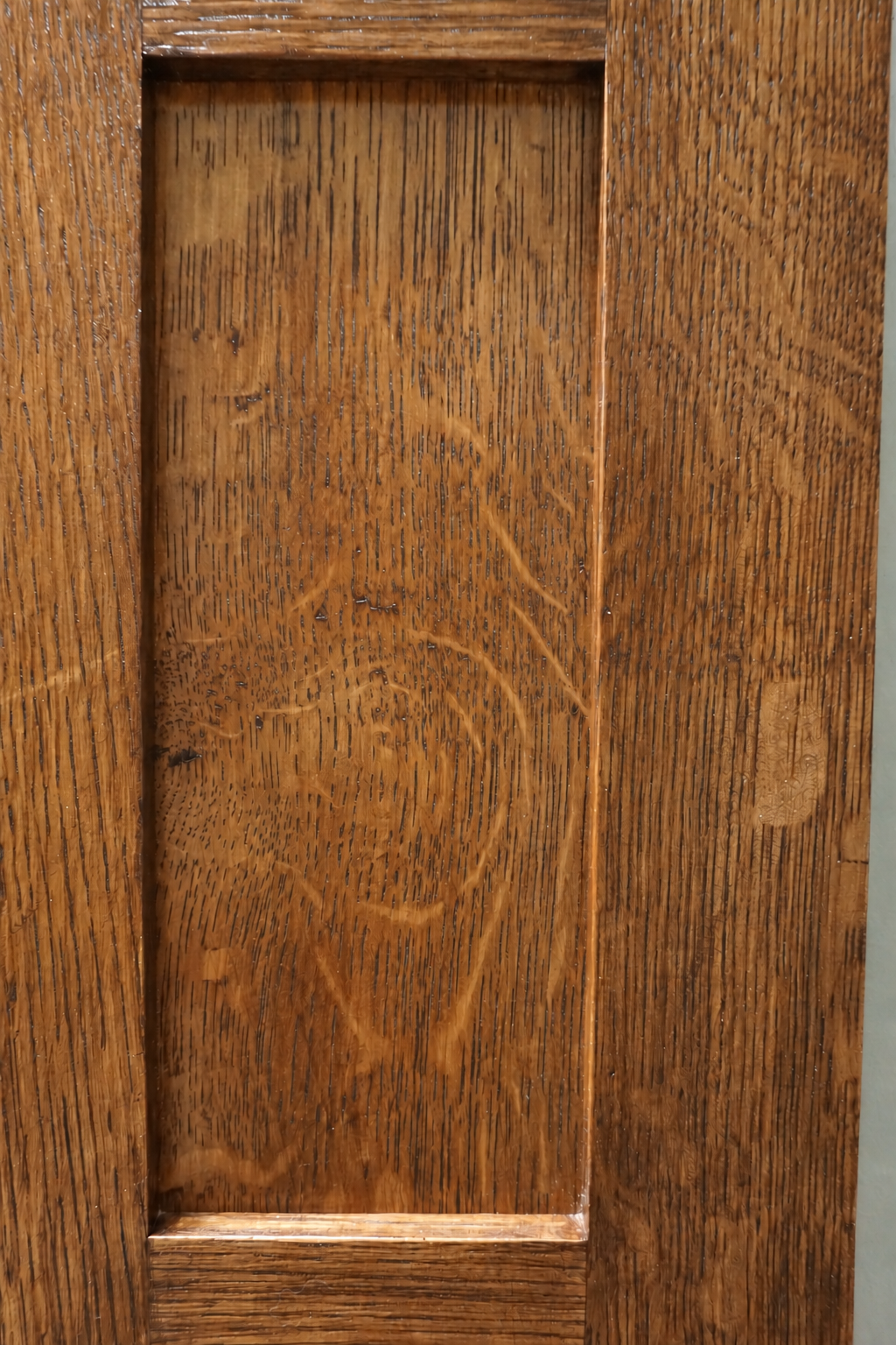 Clean oak rail detail.png