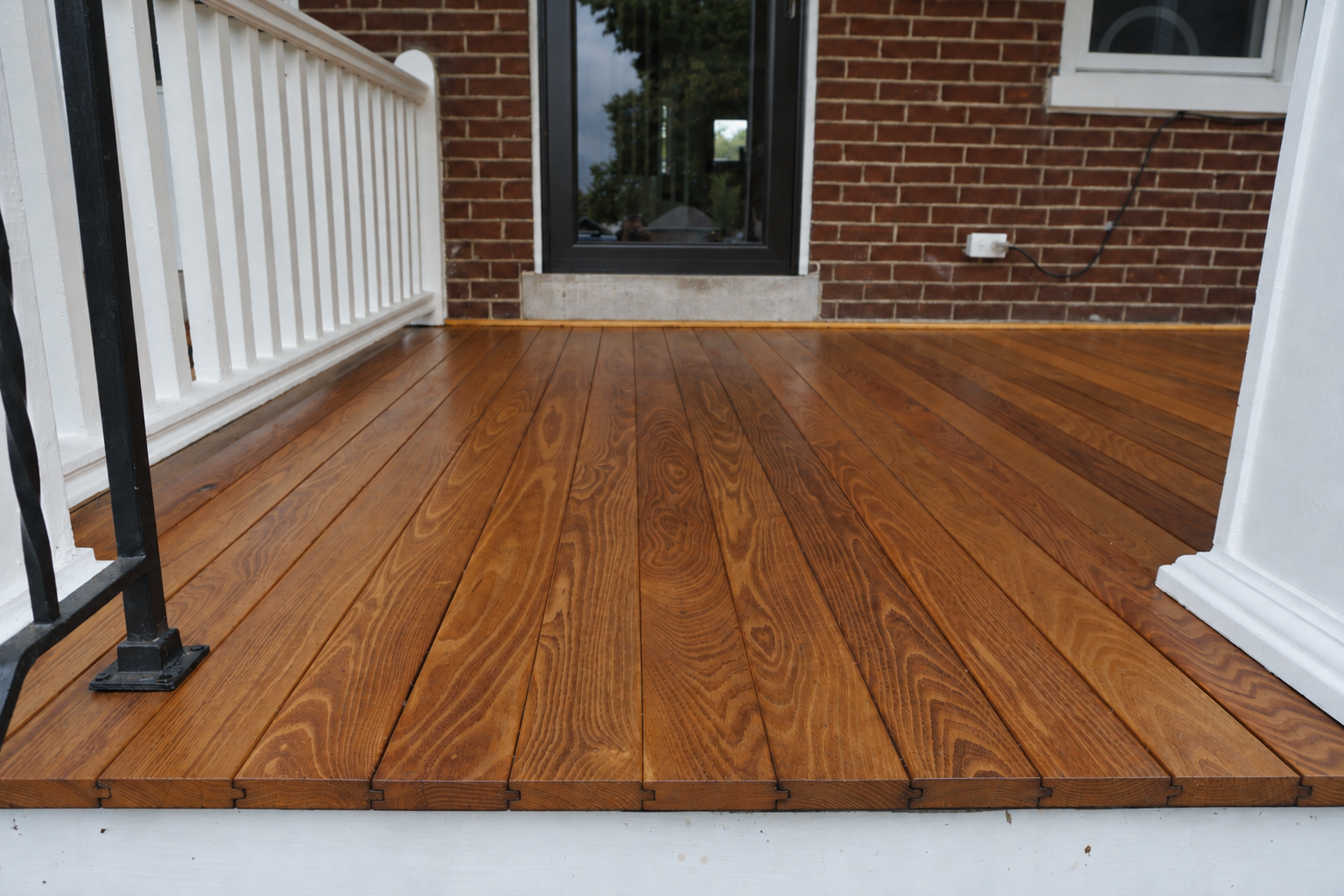 Natural-Toned Porch with Straightened Floorboards.png