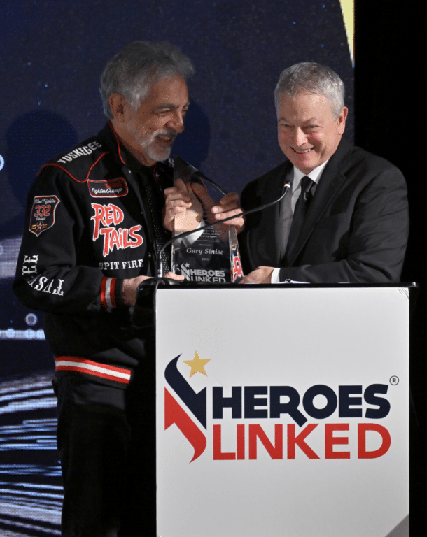 Gary Sinise Receives Distinguished Service Award — Heroes Linked