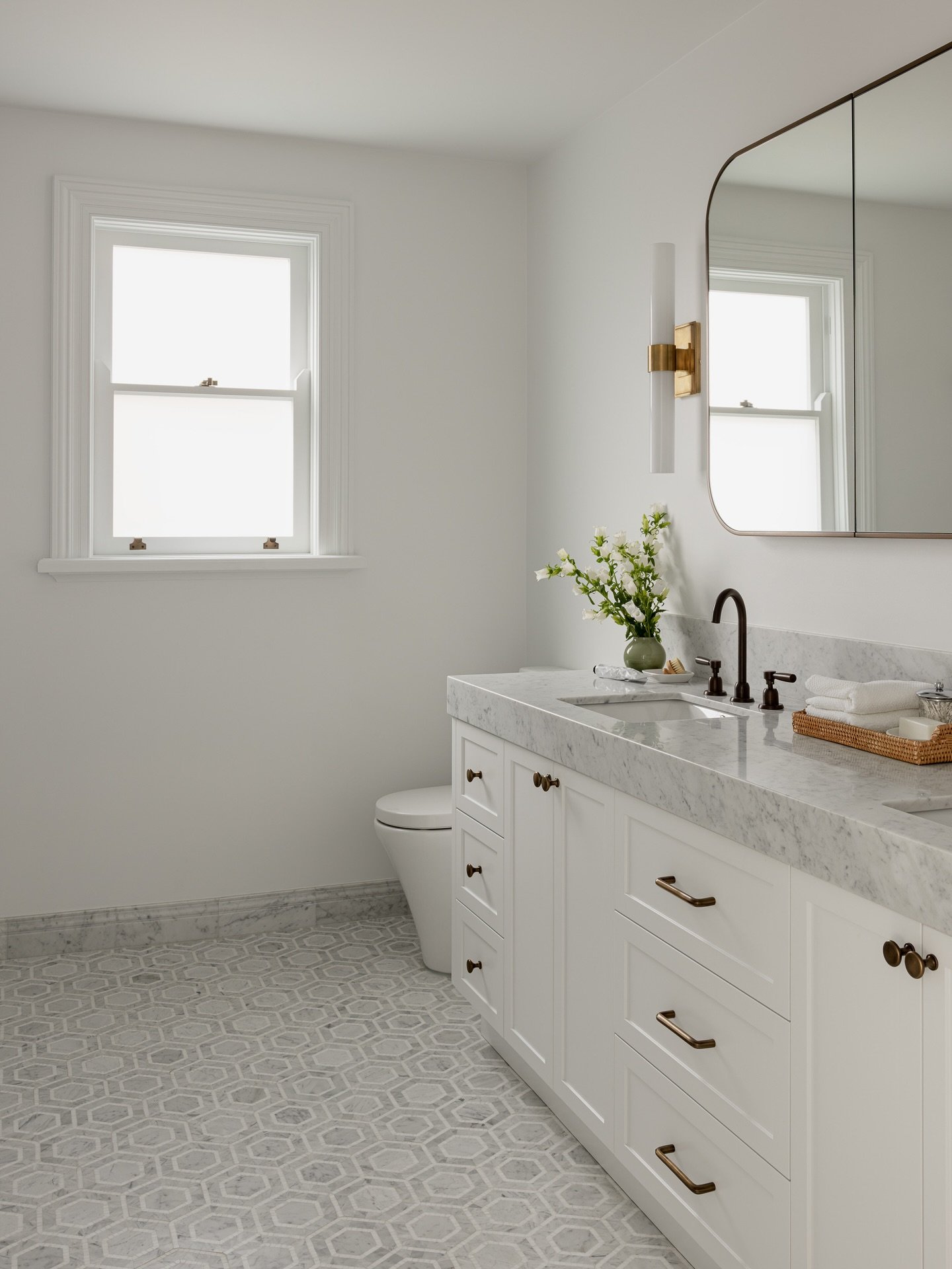 The master ensuite of our #CasaOnNoble project brings together a thoughtfully layered palette of materials, elevating everyday rituals with quiet luxury.

Photography @natspadaphotography
Architect @bennettmurada