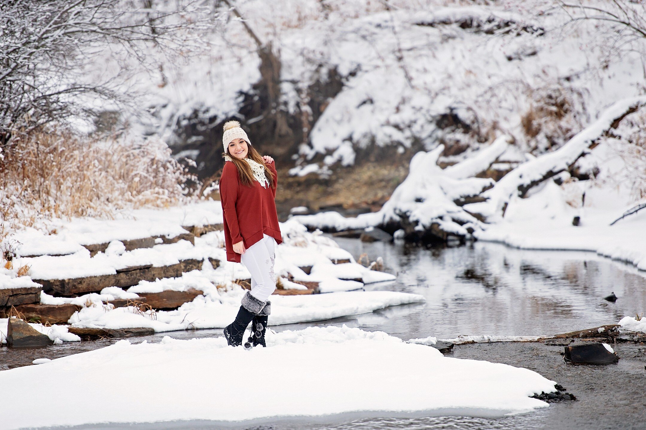 Senior sessions during winter months? Absolutely! As some of you know, snow sessions are my favorite! Here's few shots from one of them. #seniorstyleguide #seniorinspire #senioryearmagazine #seniorluxe #seniorMUSE #seniorsznmagazine #seniorphotograph