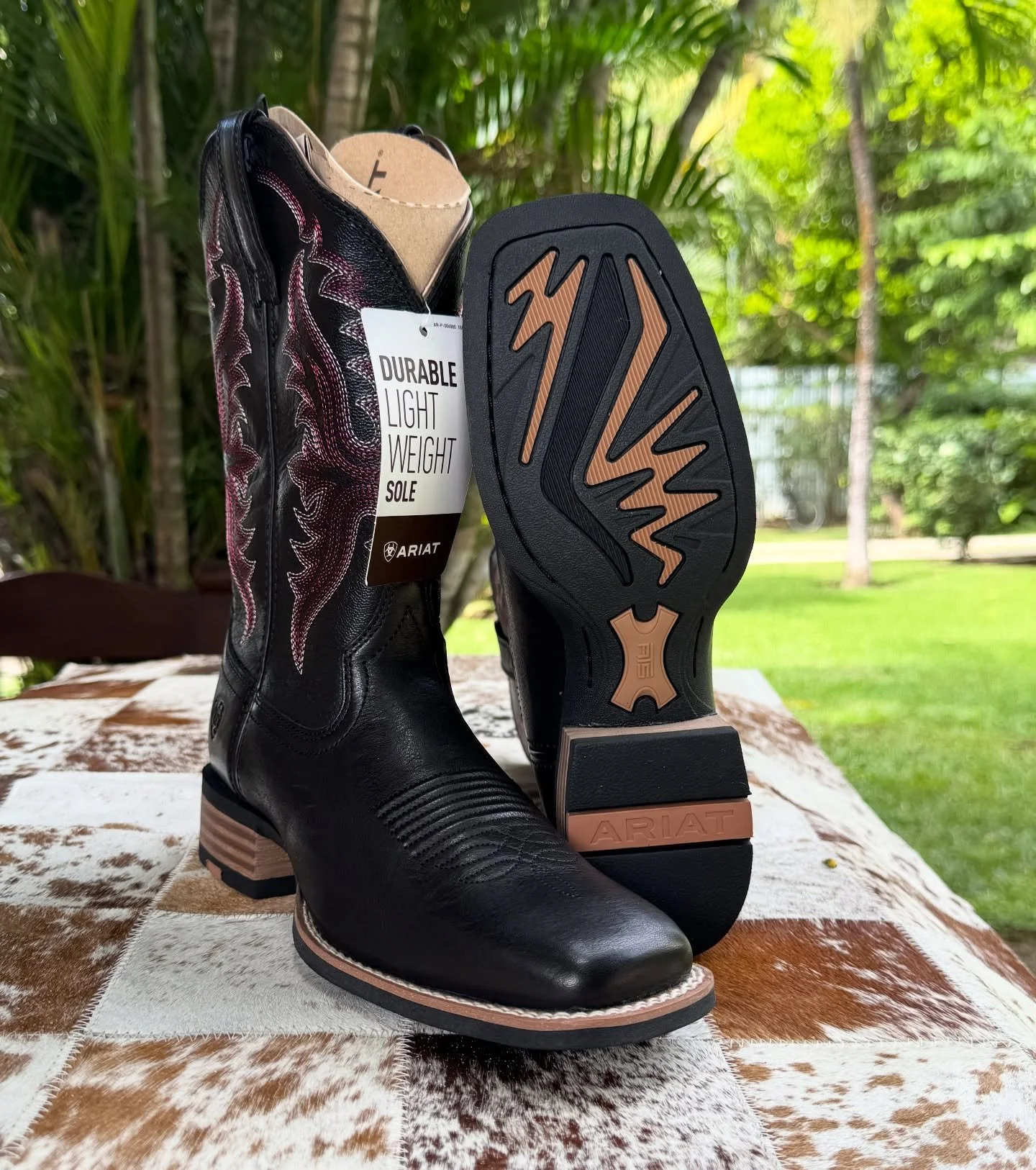🔥 Botas Ariat para dama - Olena 🔥 Dise&ntilde;o cl&aacute;sico con comodidad moderna para cada d&iacute;a que exige lo mejor.

✨ Perfil western elegante con punta amplia cuadrada para estilo y confort. ✨ Tecnolog&iacute;a ATS&reg; que brinda soport