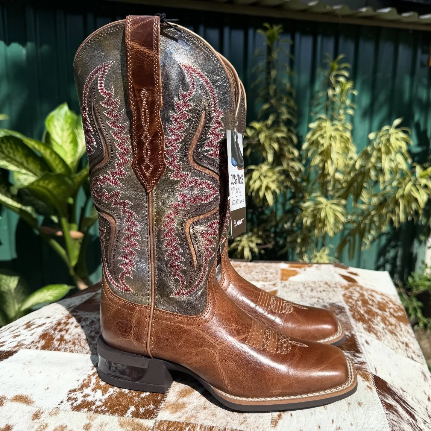 NUEVAS Ariat Captivate 😮&zwj;💨 
Combina elegancia vaquera con tecnolog&iacute;a de confort de primera: amortiguaci&oacute;n avanzada, suela duradera y ajuste perfecto gracias a sus paneles StrechFit. 🤩

Disponibles en tienda en todas las tallas. 
