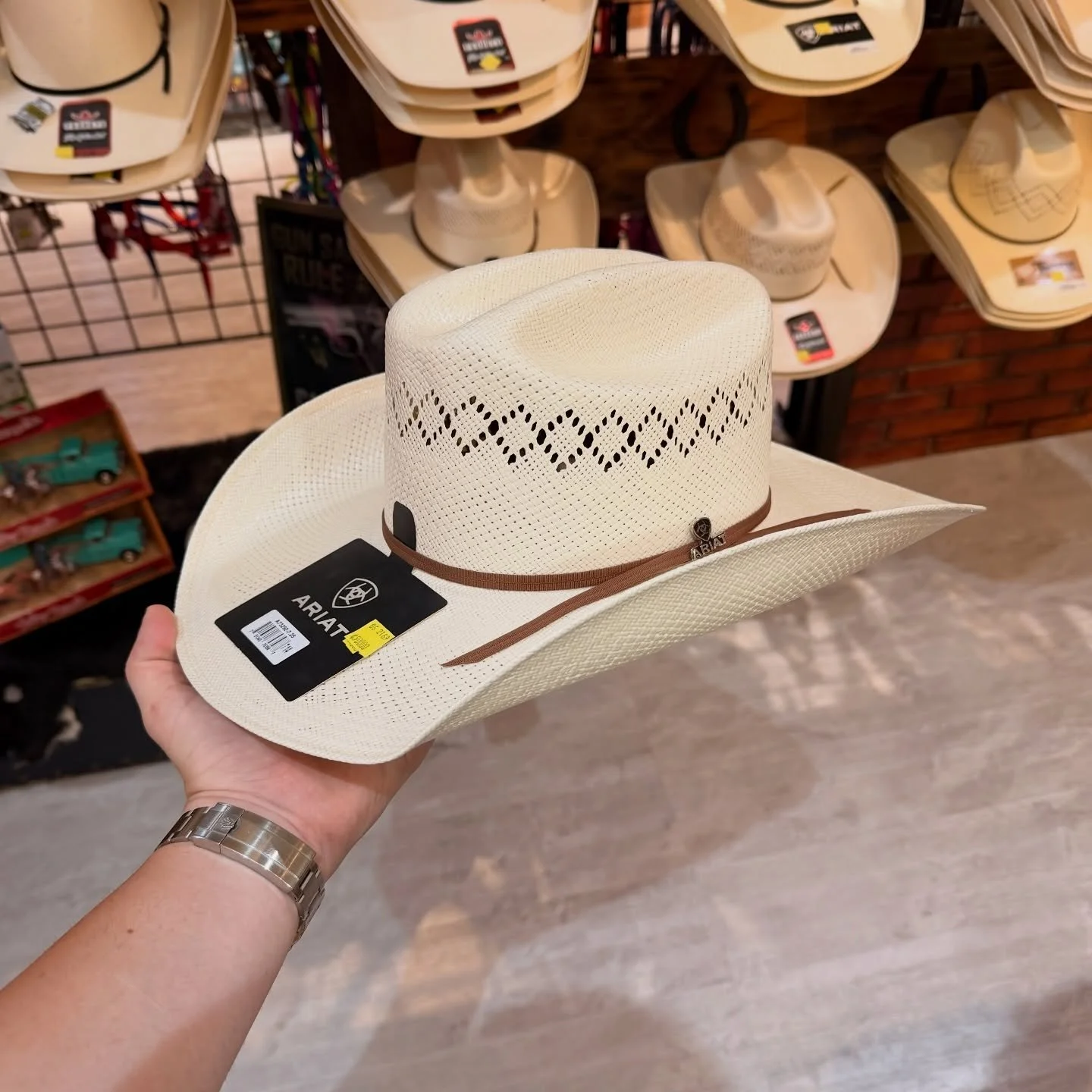 Sombrero Ariat de Paja Shantung 🌾 
Disponible en las tallas: 
54 / 56 / 57 / 58 
#LaTiendaVaquera