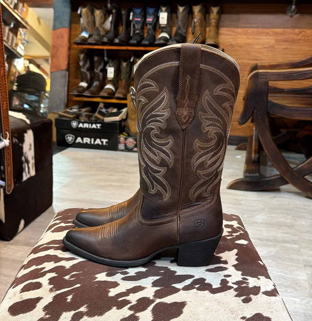 Bota @ariatinternational 🤩
Disponible en las tallas: 
6 / 6.5 / 7 / 7.5 / 8 / 8.5 
Su costo: ₡120.000 
#LaTiendaVaquera