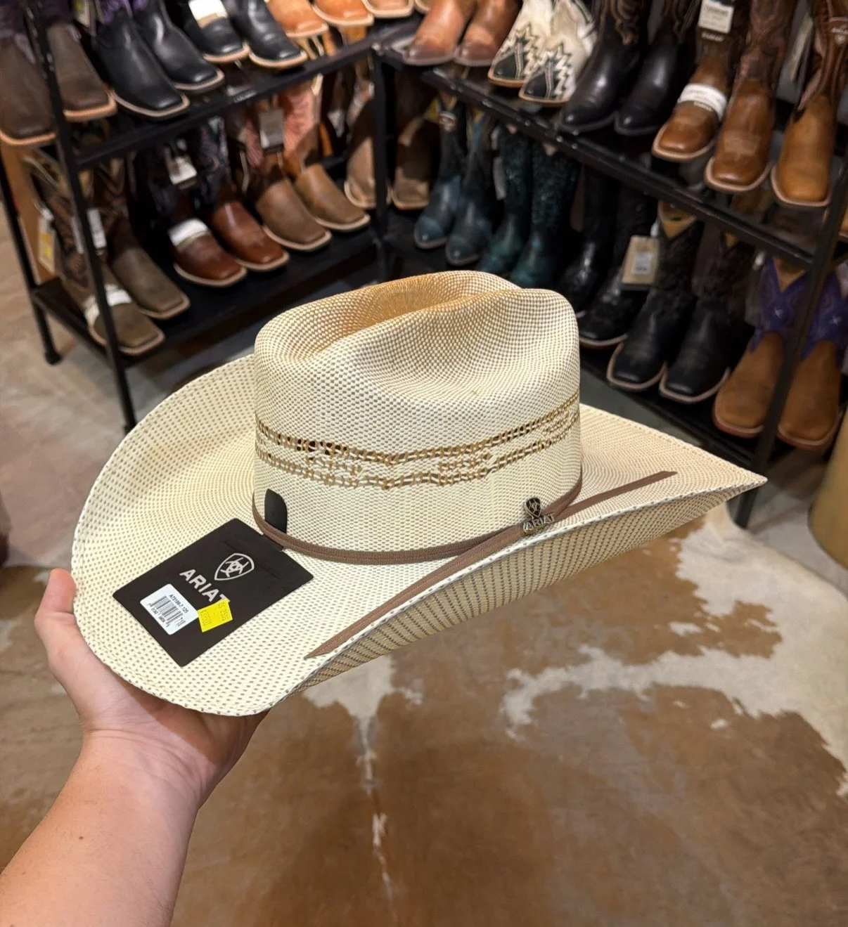 Sombrero Ariat Bangora ✅ 
Disponible en las tallas: 54 / 55 / 57 / 59 
Su costo: ₡39.500 
#LaTiendaVaquera