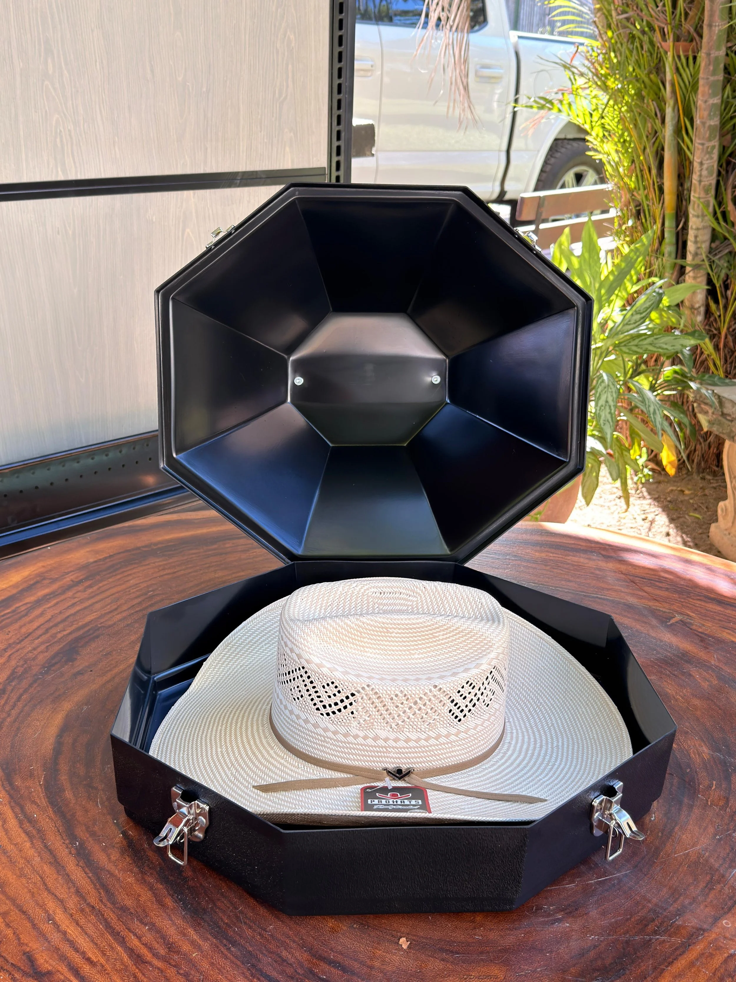Porta sombreros de colores lisos
✅ Disponibles en Tienda 
#LaTiendaVaquera